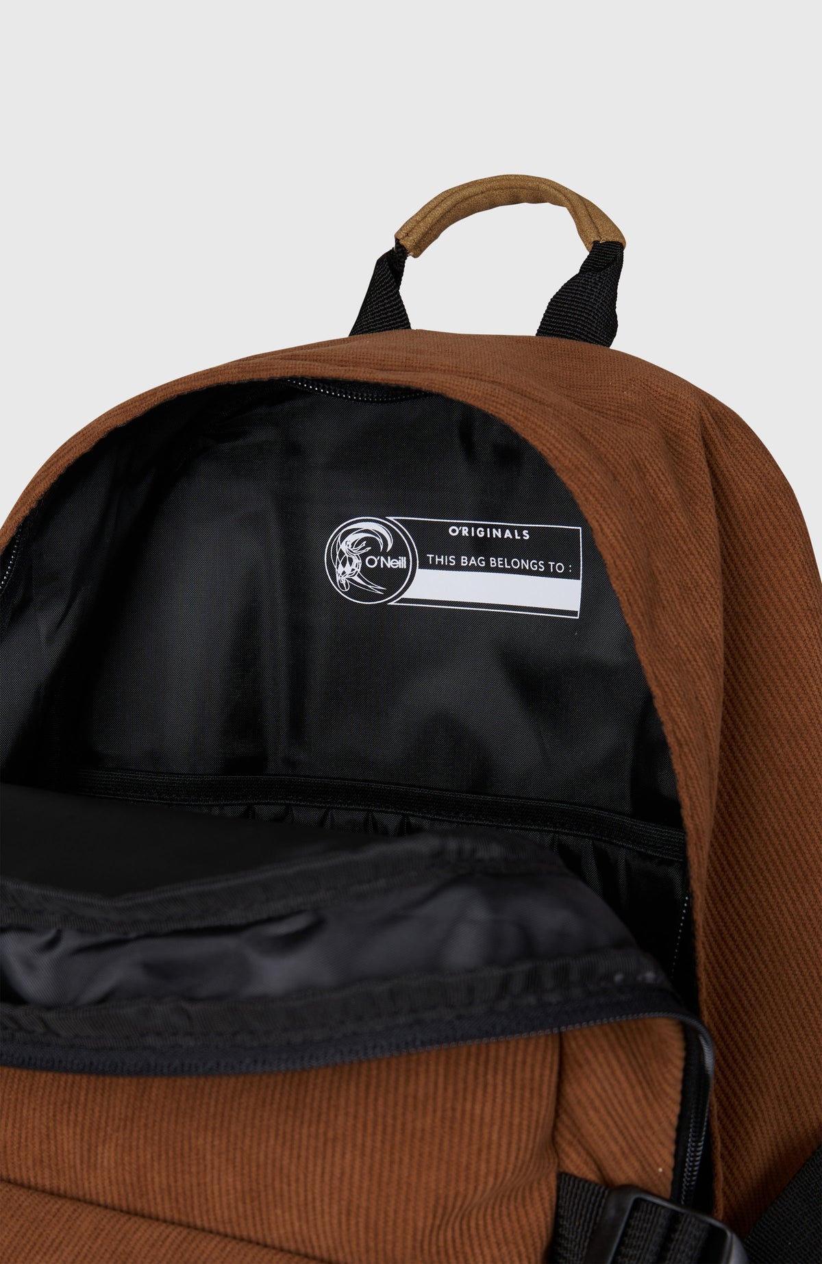 Nahaufnahme des geöffneten Hauptfachs vom braunen O'Riginals Rucksack mit Innenfutter und Namensetikett