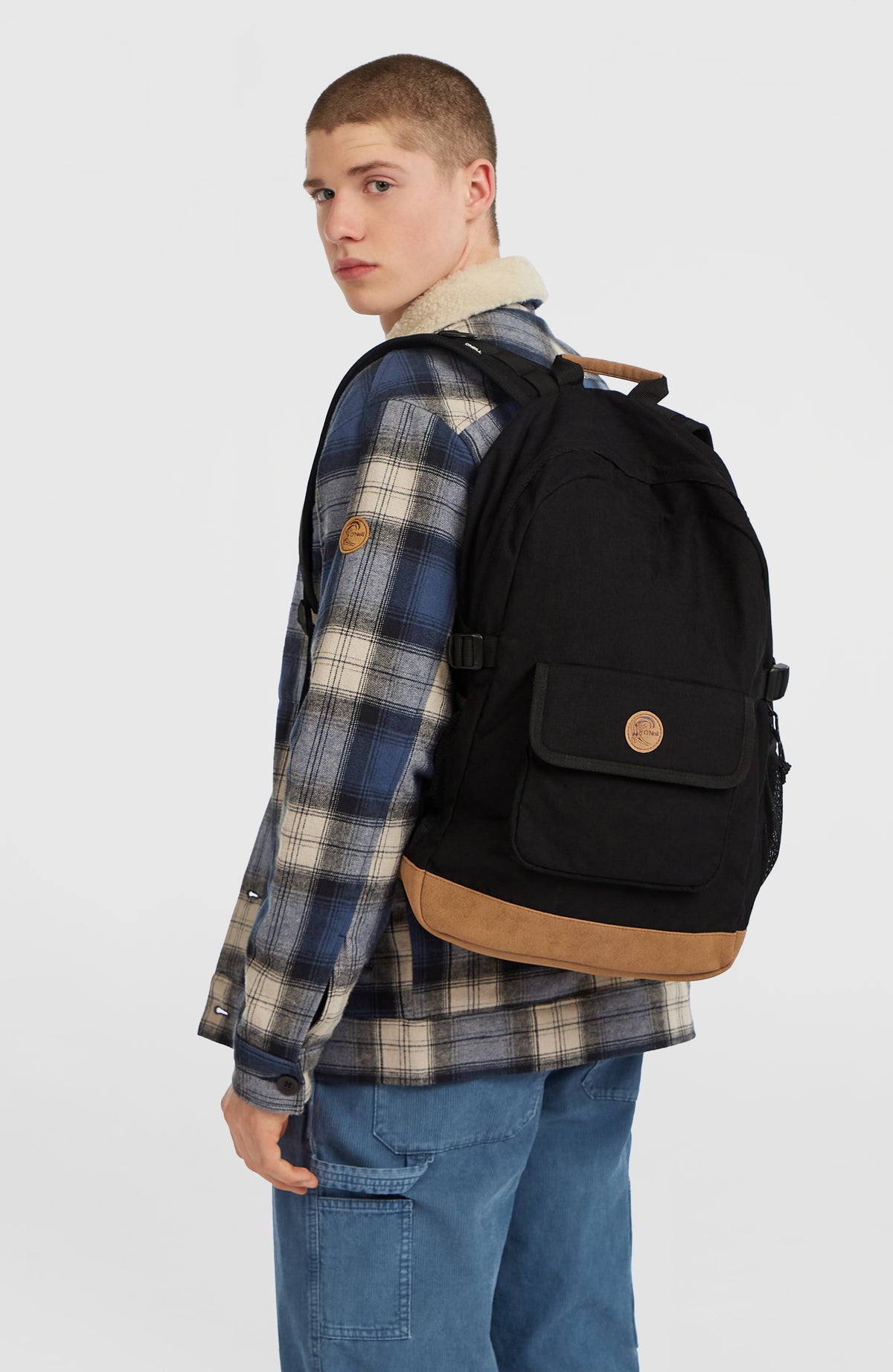 O'Riginals Rucksack, schwarz, getragen am Model von der Seite, verstellbare Schultergurte