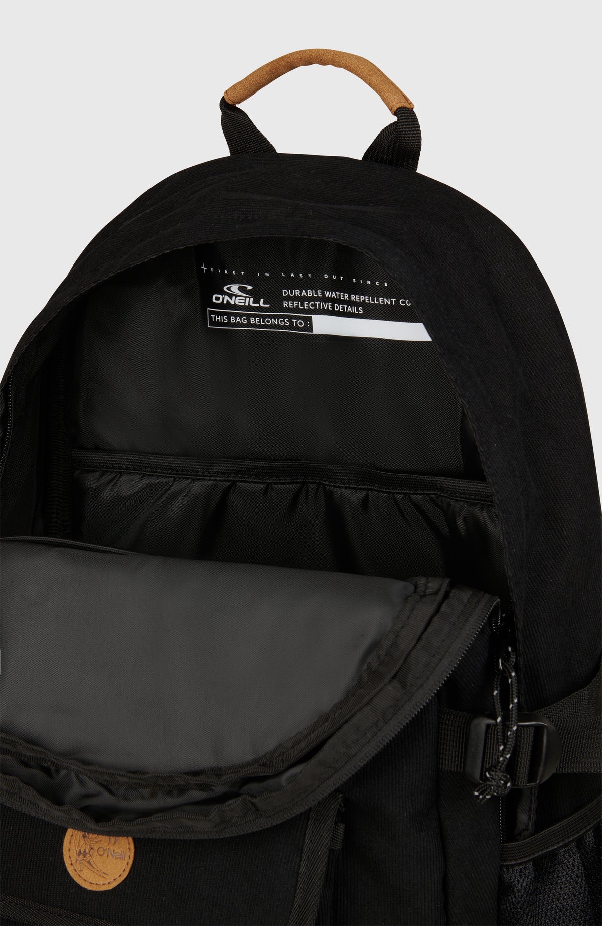 O'Riginals Rucksack, schwarz, Nahaufnahme des geöffneten Hauptfachs mit Innenfach und Adressfeld