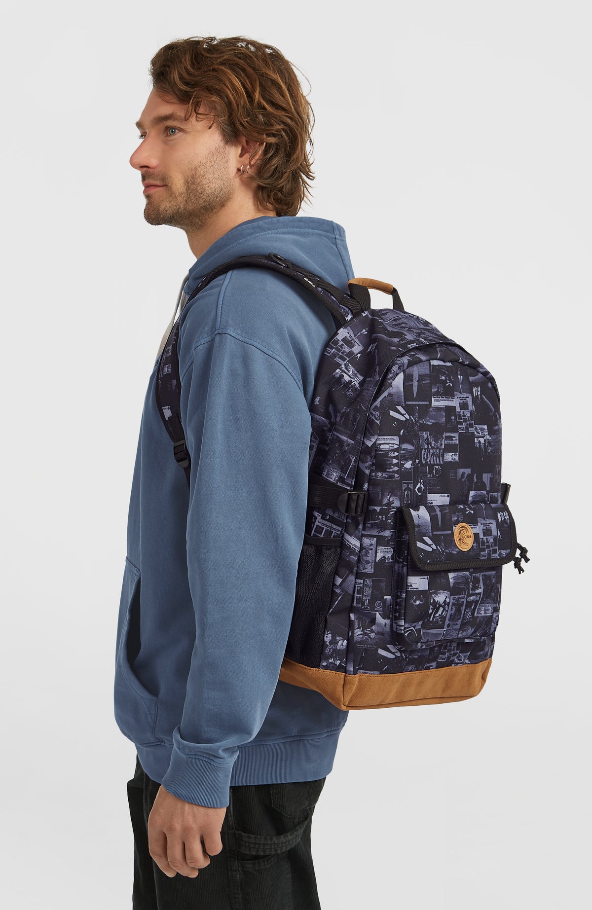O'Riginals Rucksack, schwarz mit Fotoprint in Weiß, getragen am Model von der Seite