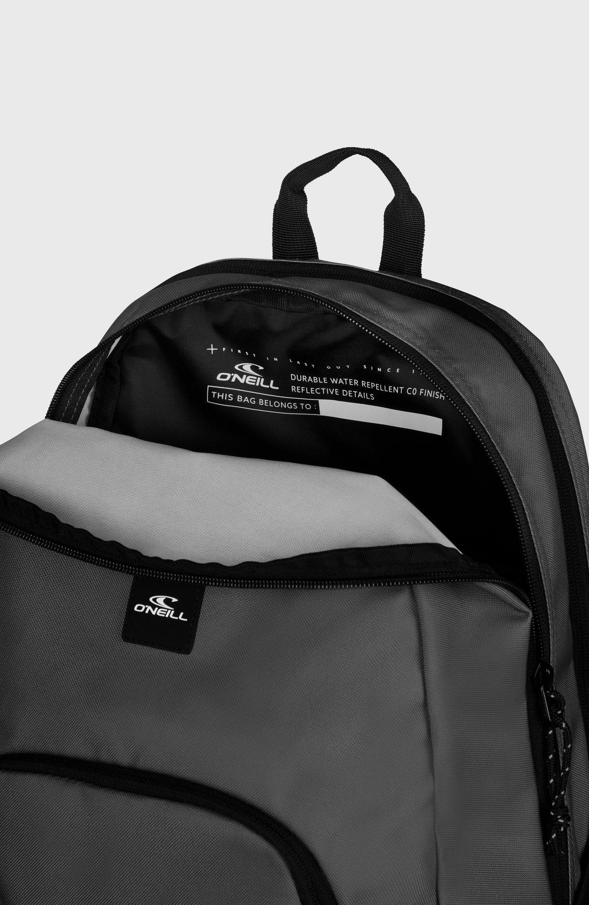 Nahaufnahme des geöffneten Hauptfachs mit Innenfach am grauen Wedge Rucksack für Herren