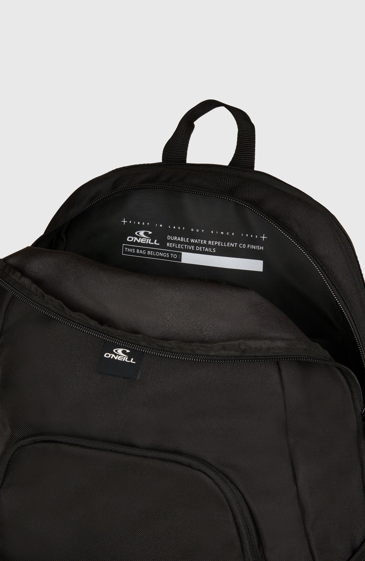 Nahaufnahme des geöffneten Hauptfachs am schwarzen Wedge Rucksack für Herren mit Reißverschluss und Innenfach