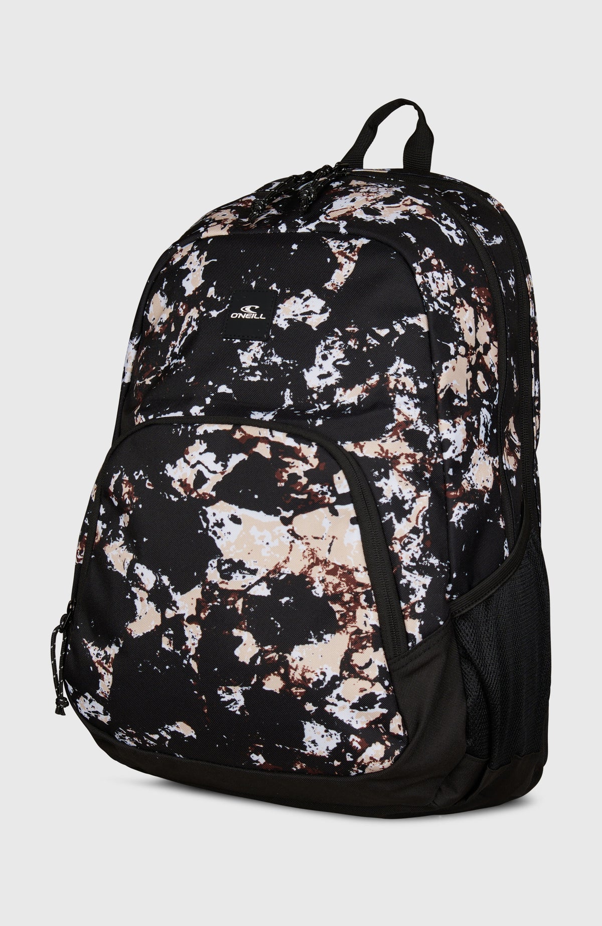 Wedge Rucksack für Herren, schwarz mit Allover-Print in Beige und Weiß, freigestellt von schräg vorne mit Seitentasche