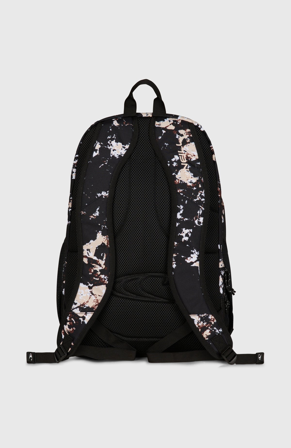 Wedge Rucksack für Herren, schwarz mit Allover-Print in Beige und Weiß, freigestellt von hinten mit Tragegurten
