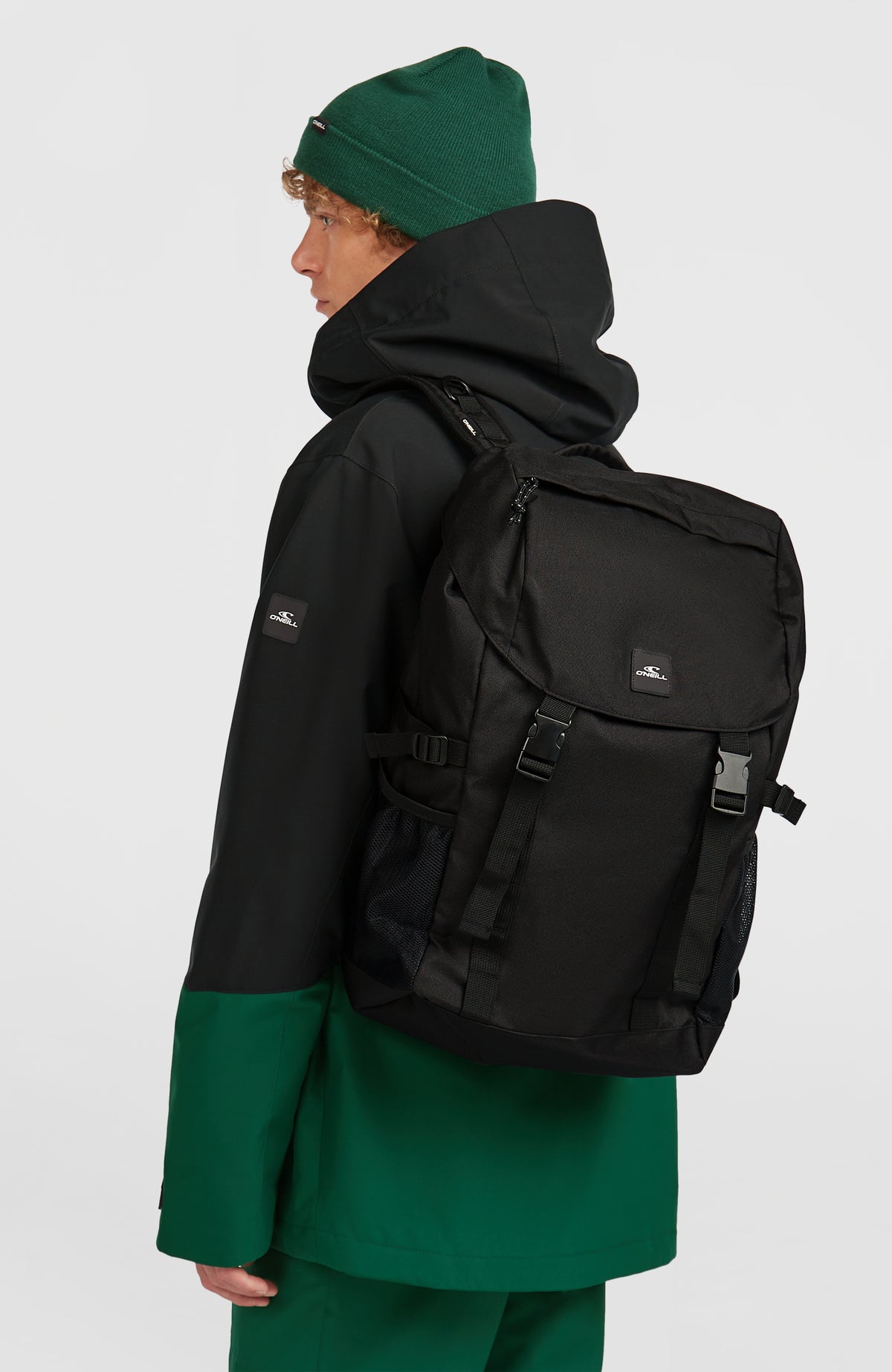 Toploader Rucksack für Herren in Schwarz, getragen am Model von der Seite, Ansicht über der Schulter