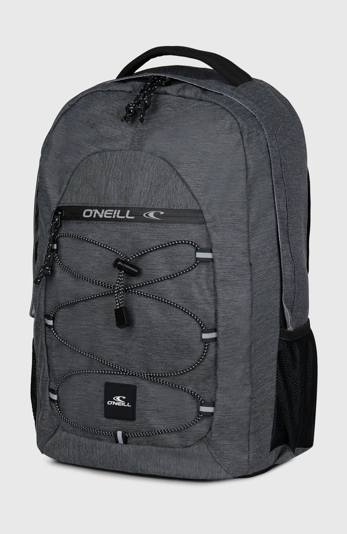 Kleiner Boarder Rucksack für Herren, grau, freigestellt von schräg vorne mit Reißverschlussfach und Netztasche