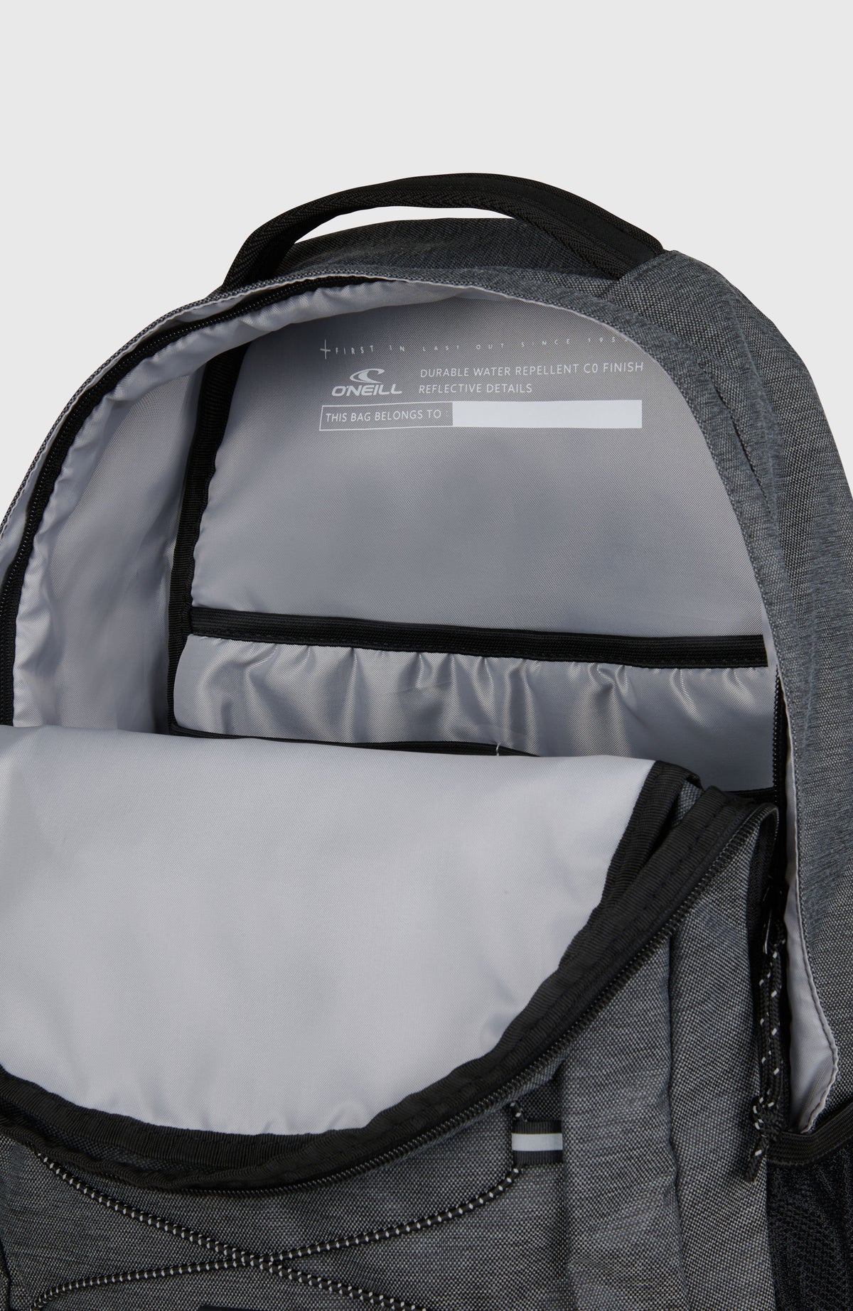 Kleiner Boarder Rucksack für Herren, grau, Nahaufnahme des geöffneten Hauptfachs mit hellgrauem Innenfutter und Steckfach