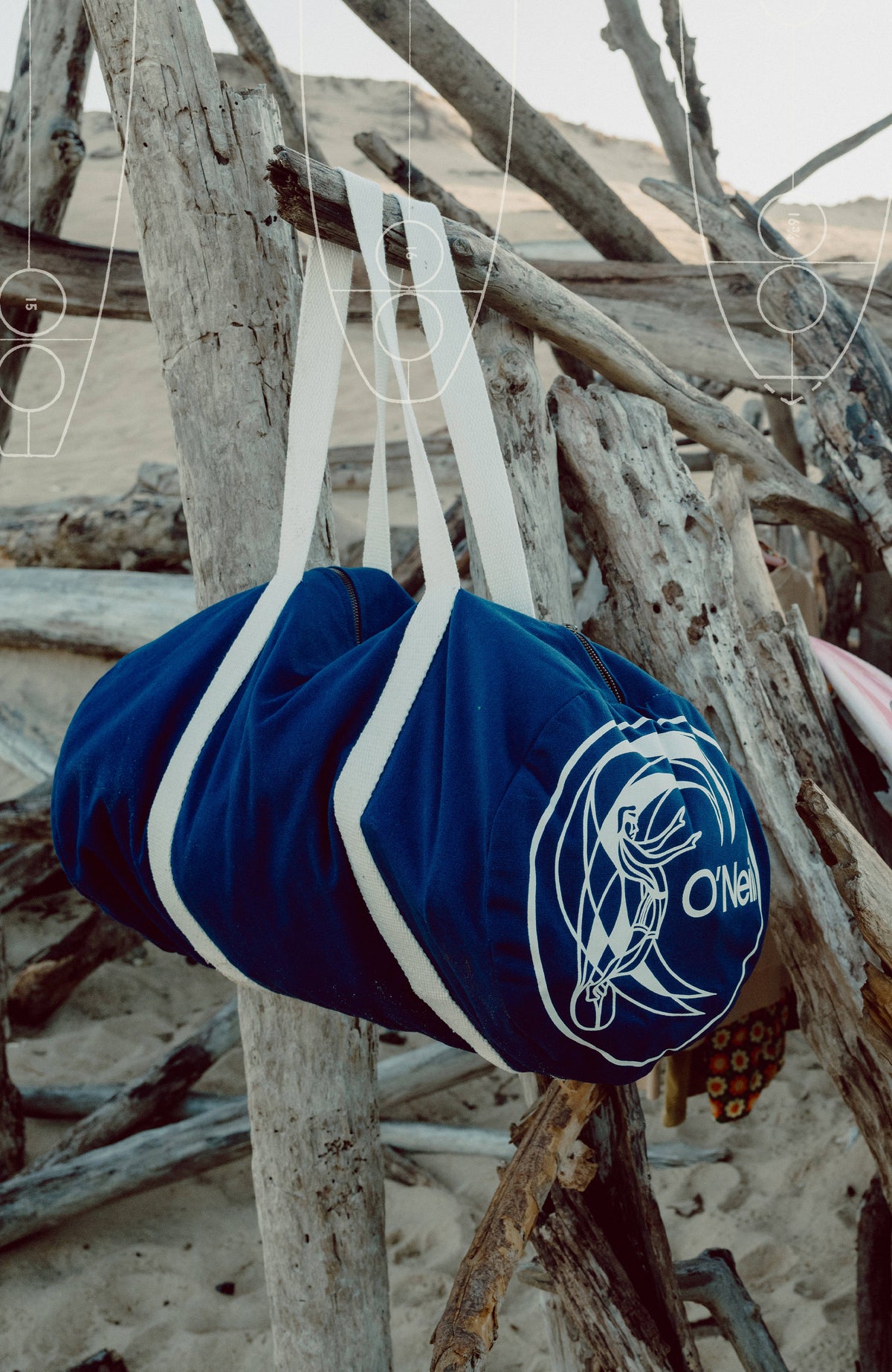 O'Riginals Tasche für Herren, blau mit Logo-Print in Weiß, an Treibholz am Strand hängend