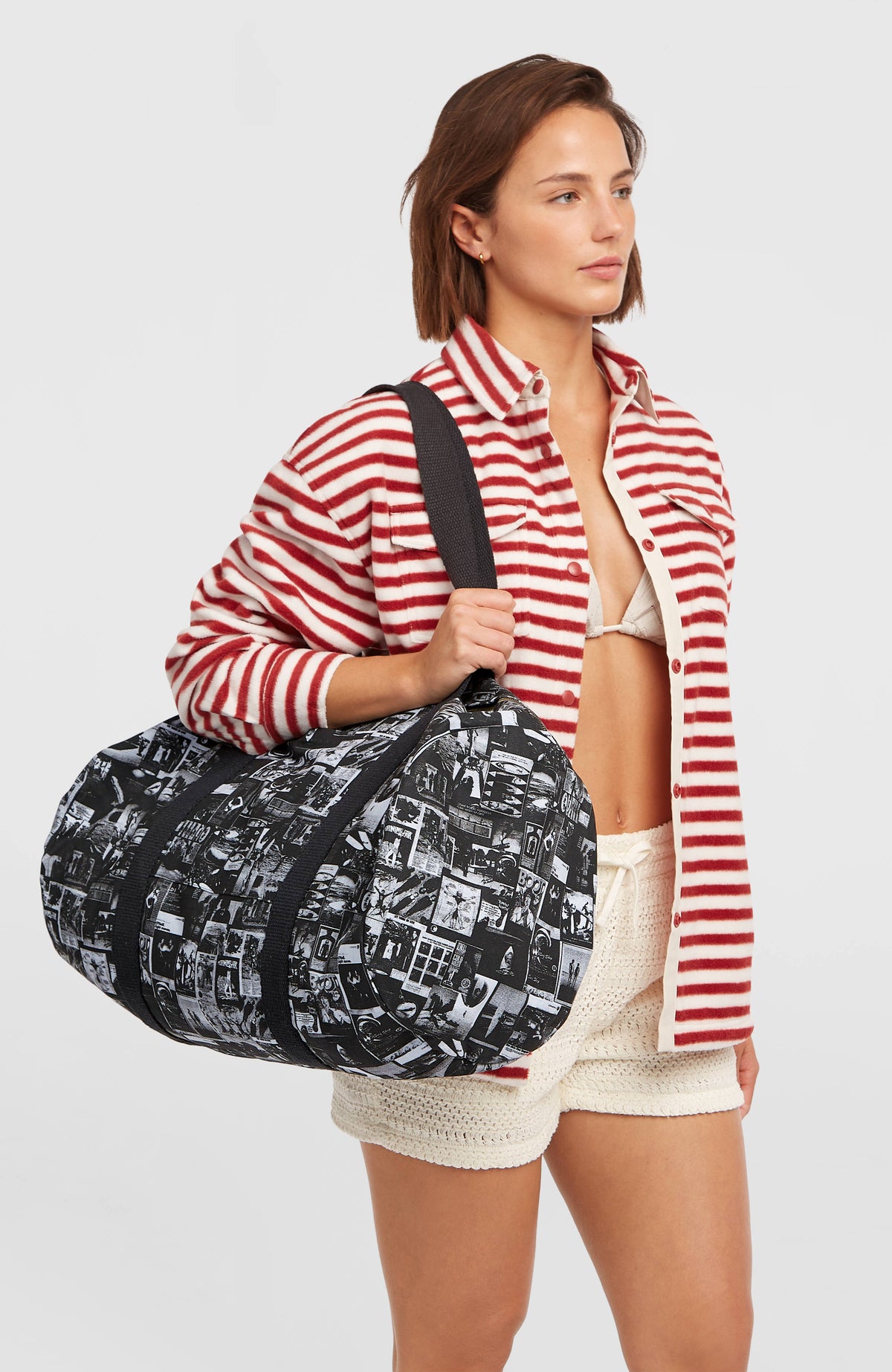 O'Riginals Tasche für Herren, schwarz mit Fotoprint in Weiß, mit langem Umhängegurt getragen am Model