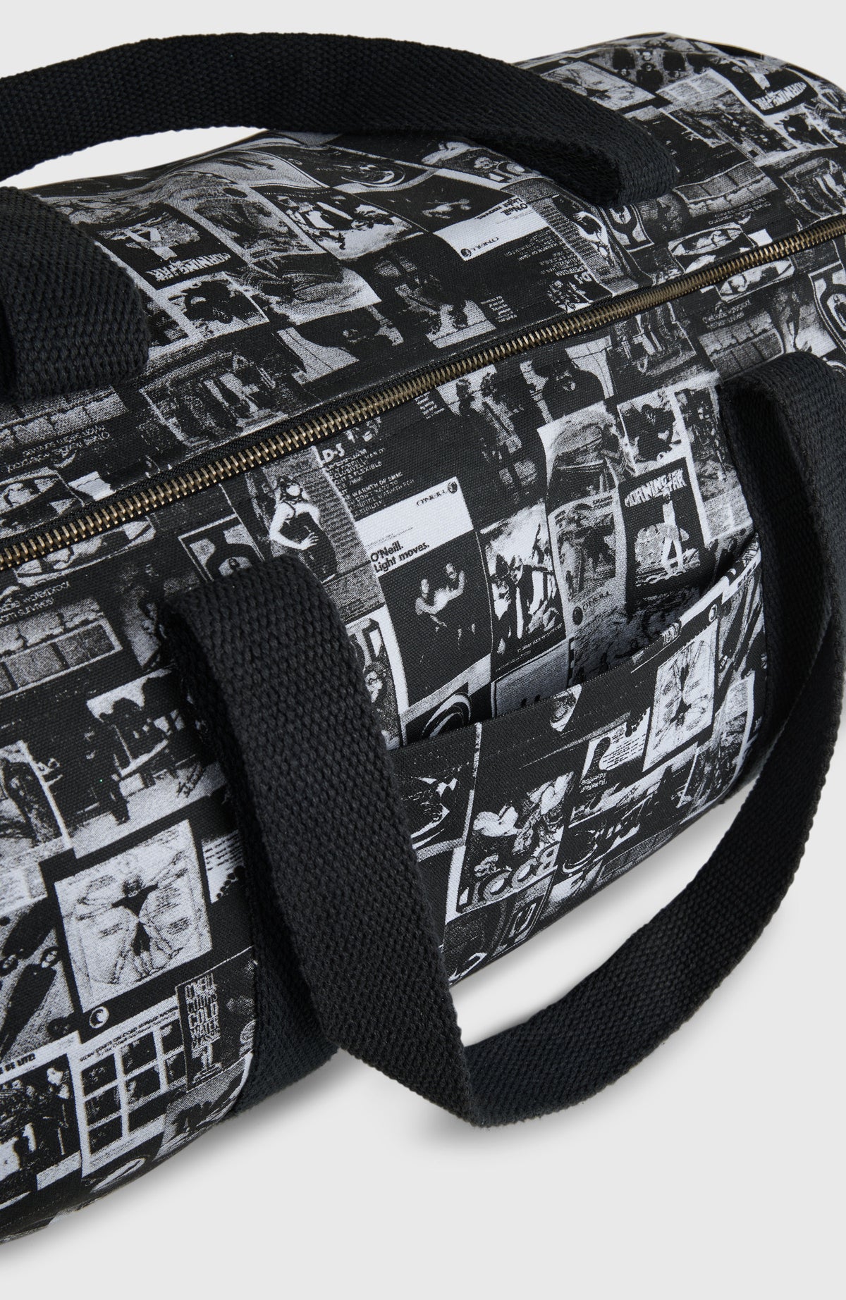 Nahaufnahme der schwarzen O'Riginals Tasche mit Fotoprint in Weiß, Reißverschluss und offenes Außenfach