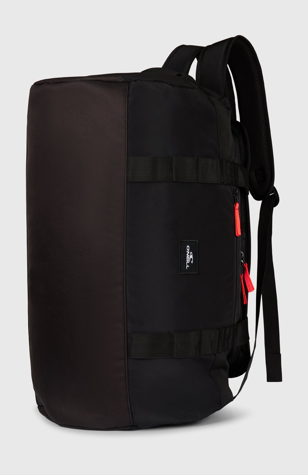 Schwarze Reisetasche, freigestellt von der Seite, aufrechte Ansicht mit Befestigungsschlaufen und Reißverschluss