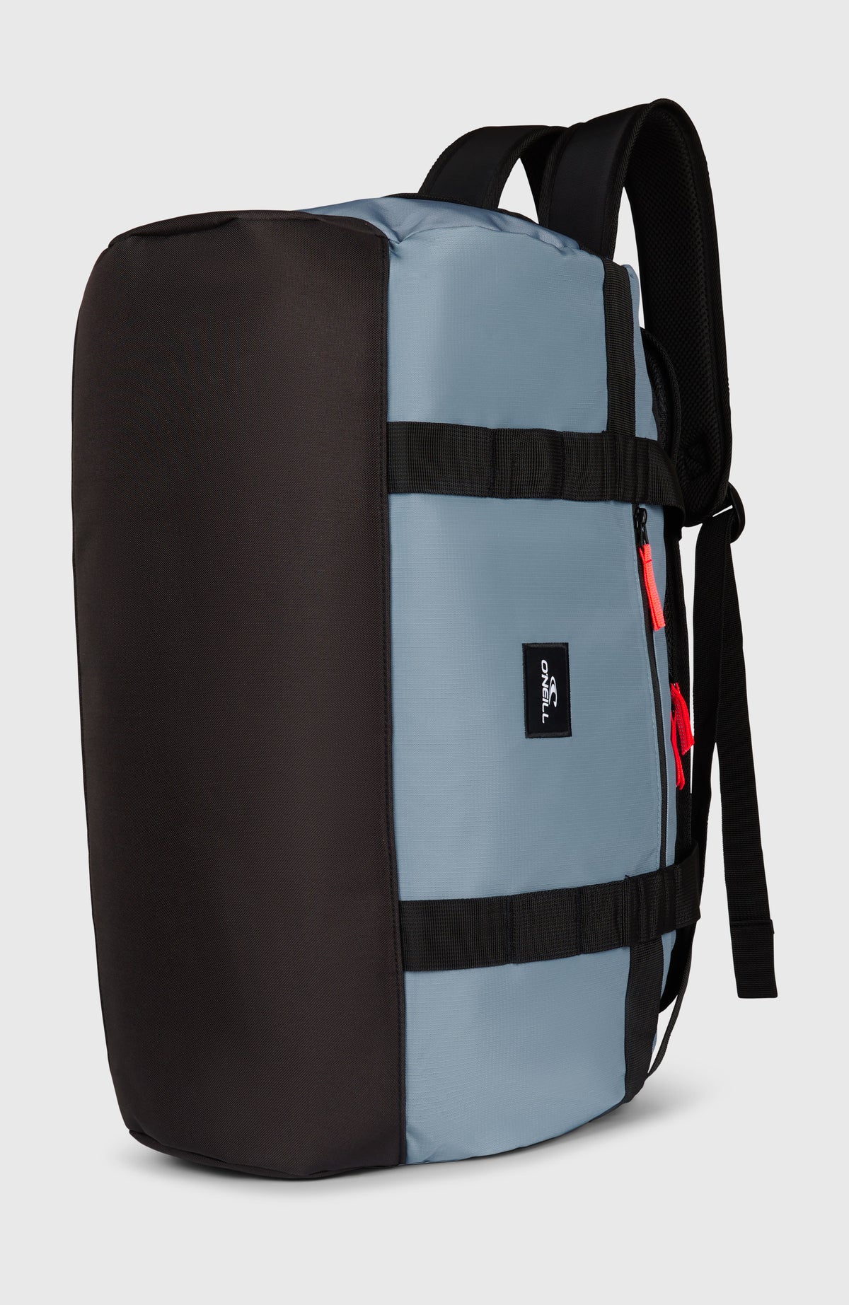 Blaue Reisetasche, freigestellt aufrecht von der Seite mit schwarzem Boden und Reißverschlussfach