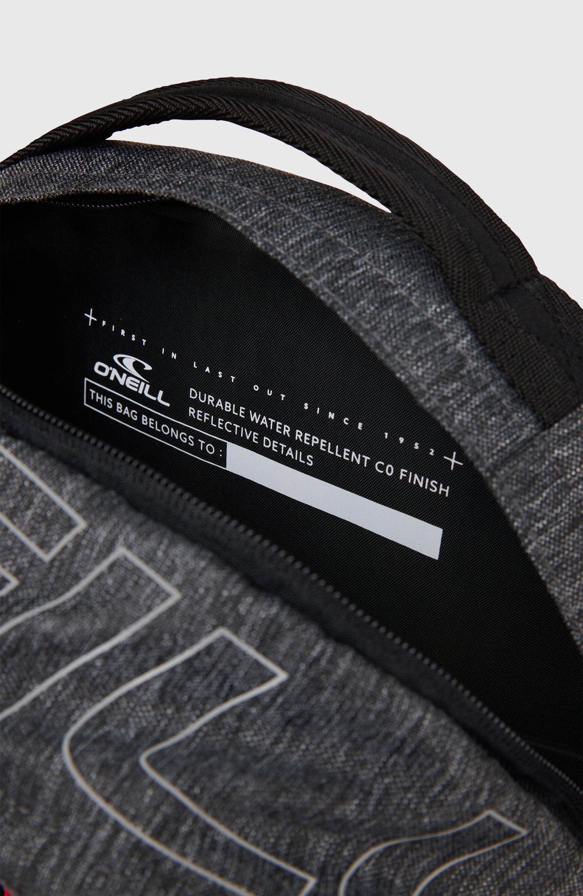 President 32L Rucksack für Herren, grau, Nahaufnahme des oberen Innenbereichs mit Adressfeld
