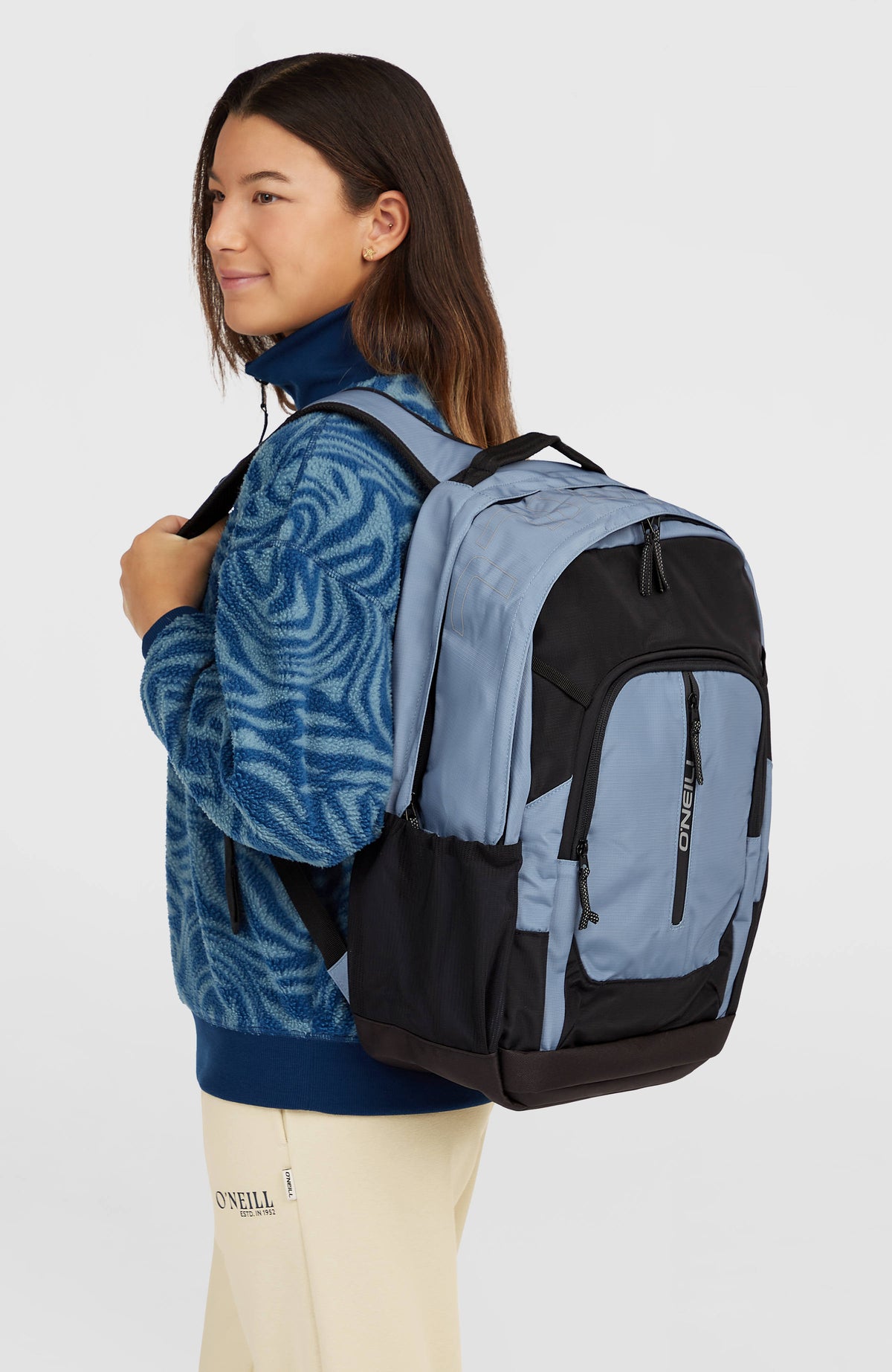 President 32L Rucksack, blau, getragen am Model von der Seite mit seitlicher Netztasche und Schultergurten