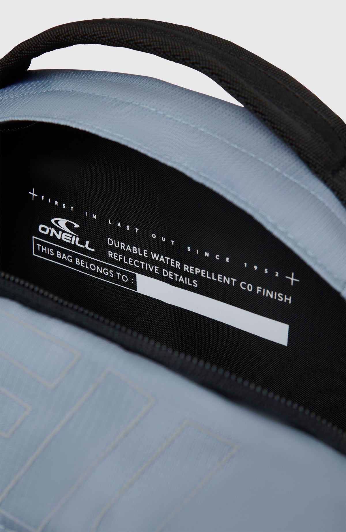 Nahaufnahme des oberen Innenfachs am blauen President 32L Rucksack mit integriertem Adressfeld und Logo-Print