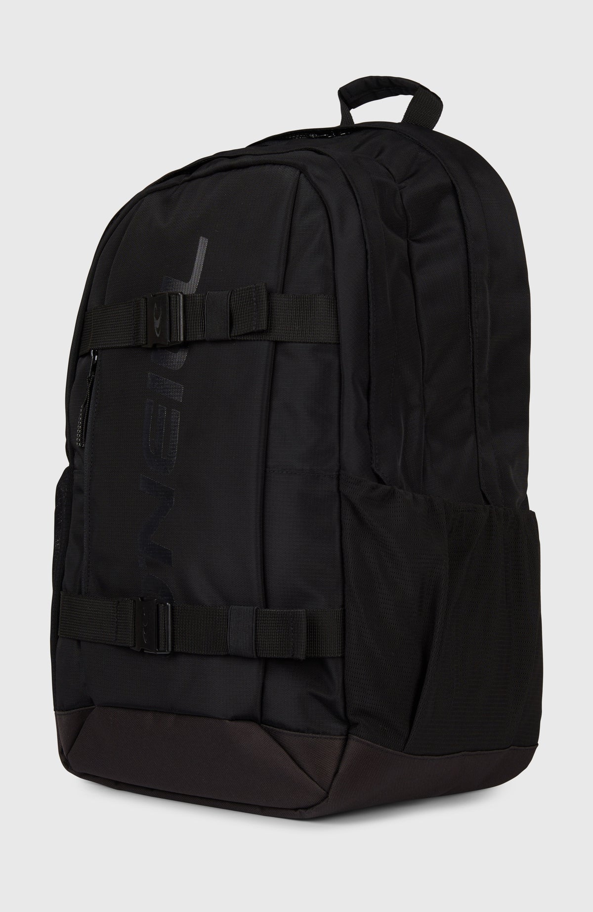 Surfer Rucksack, schwarz mit Logo-Print in Grau, freigestellt von schräg vorne mit Netztasche