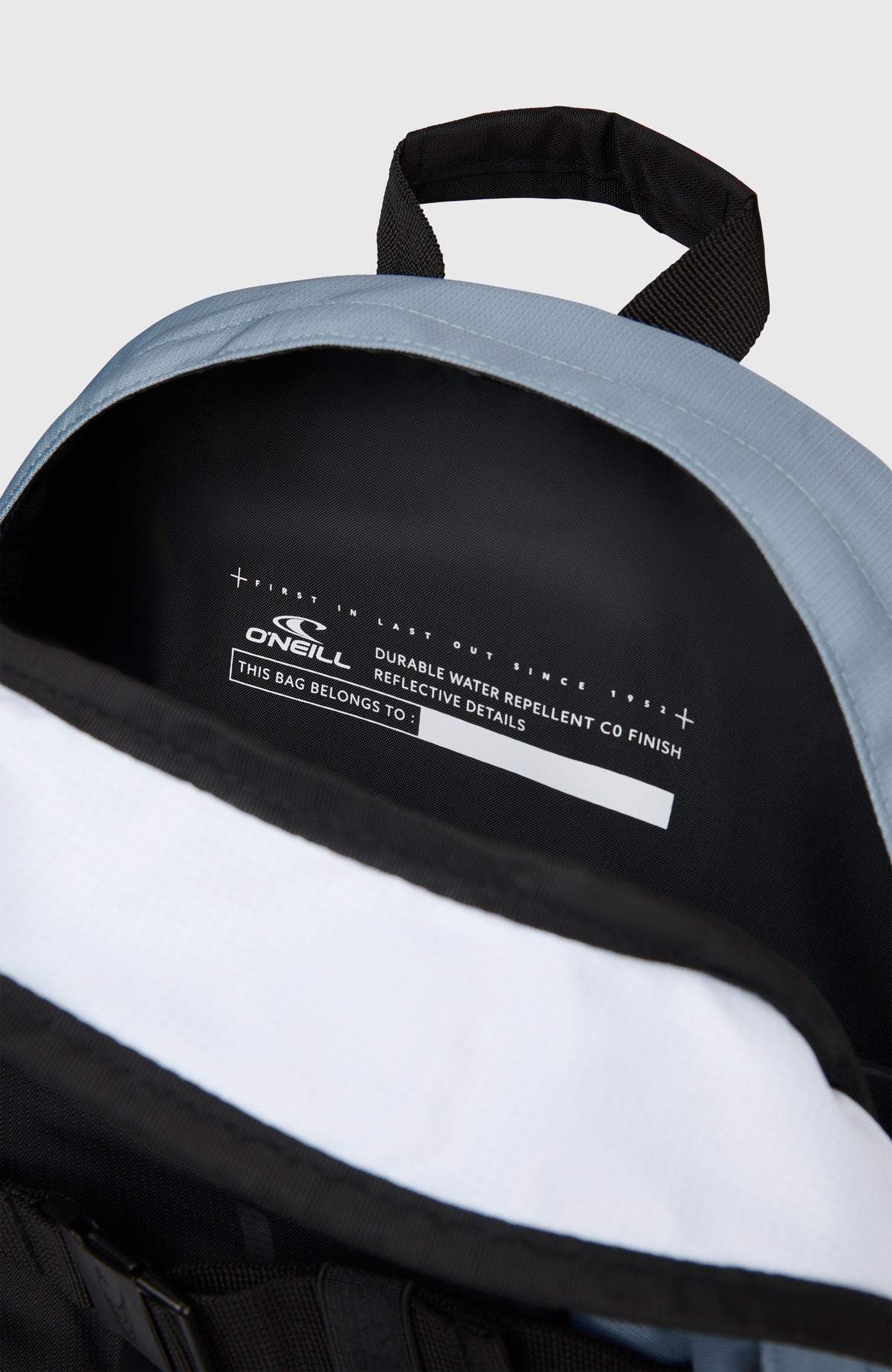 Nahaufnahme des geöffneten Hauptfachs mit integriertem Namensfeld des blauen Surfer Rucksacks für Herren