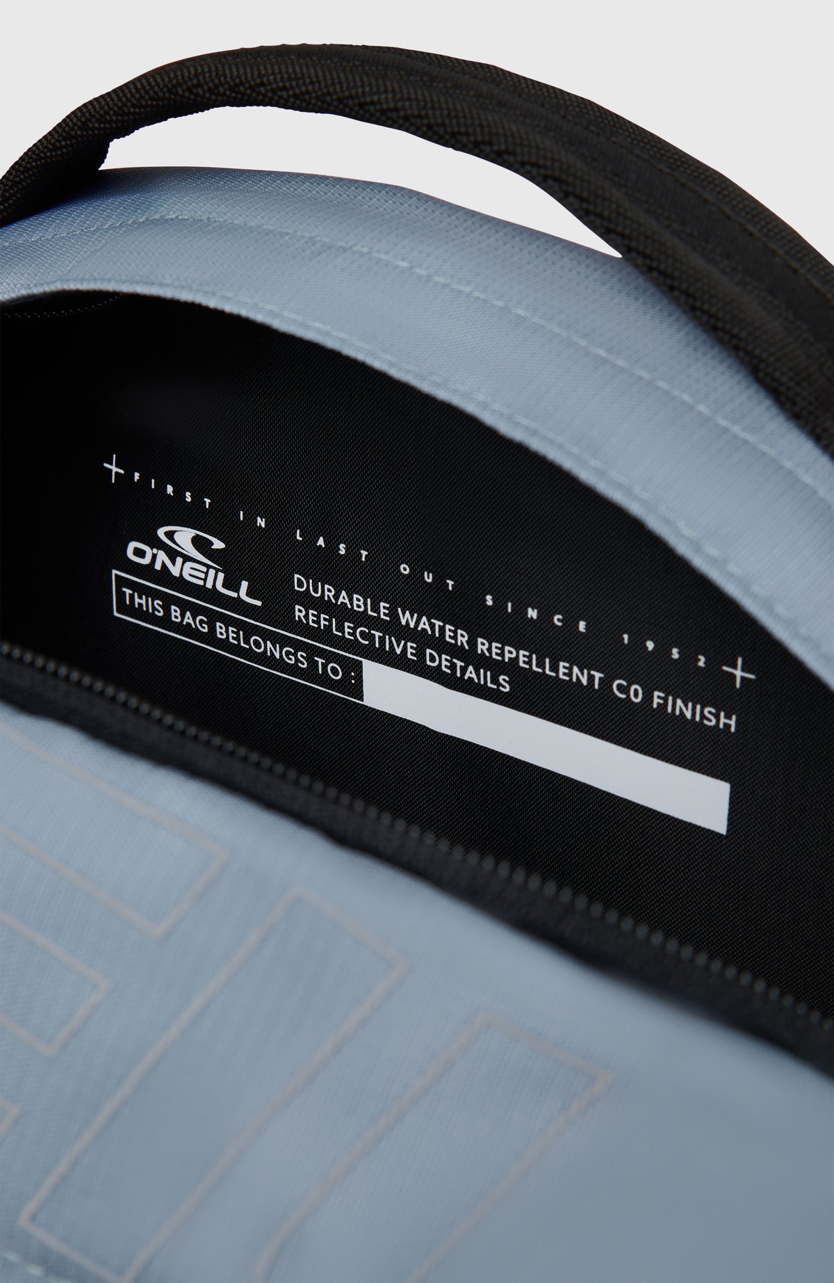 Nahaufnahme des Innenbereichs am blauen President 26L Rucksack mit Adressfeld