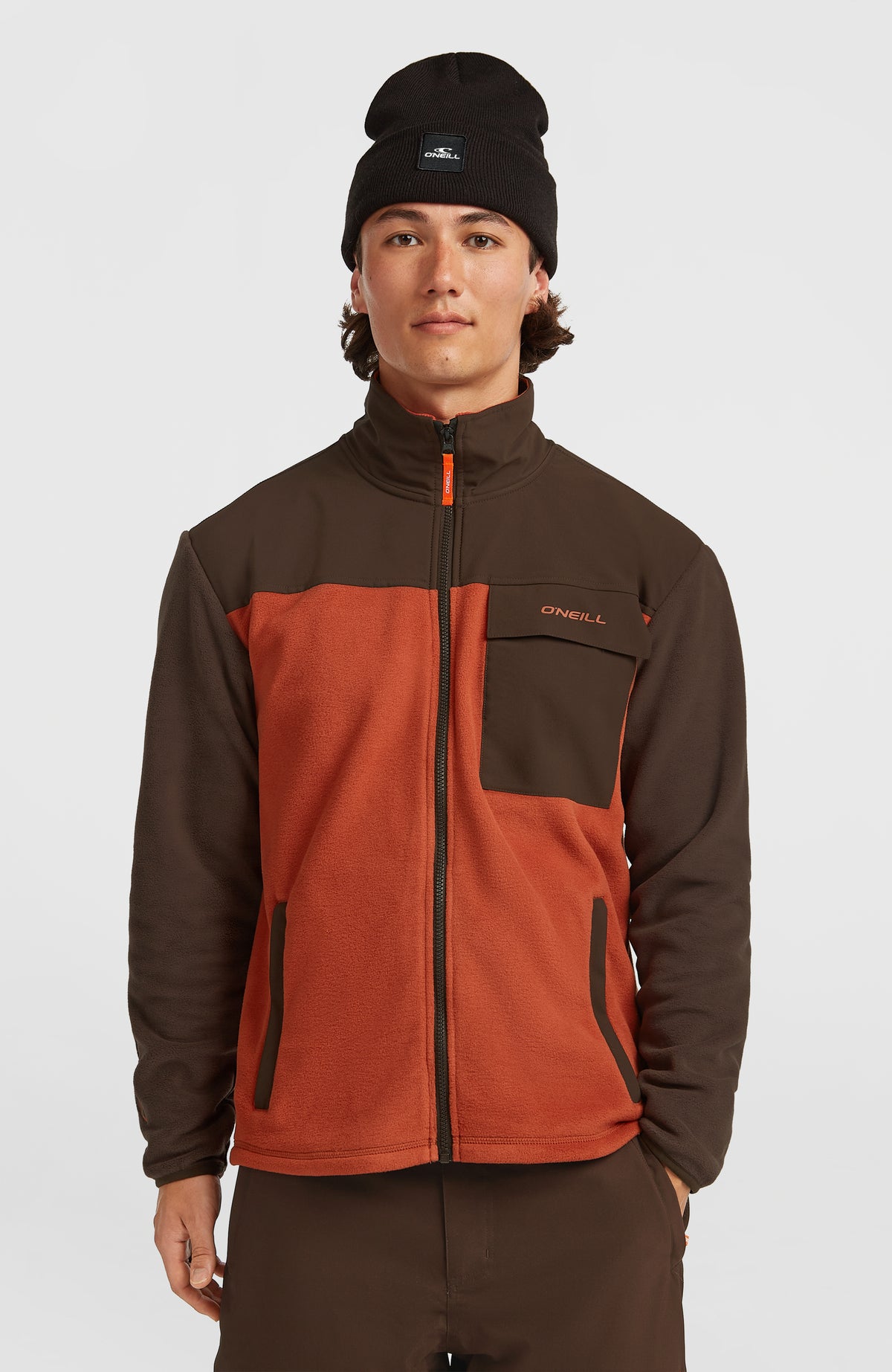 O'Neill FWC'Peak Polartec® Fleecejacke für Herren, braun, getragen am Model, Vorderansicht mit Stehkragen