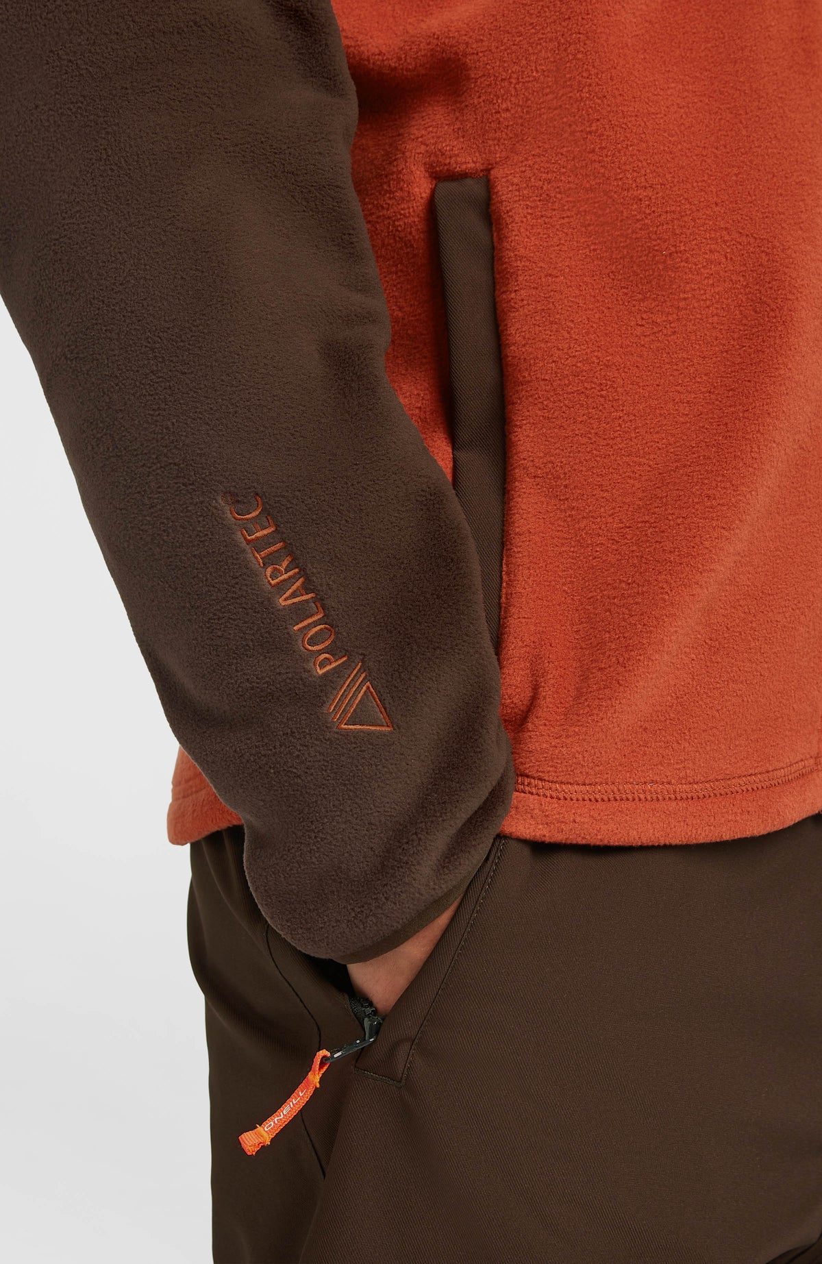 FWC'Peak Polartec® Fleecejacke für Herren, braun, Nahaufnahme des Ärmels mit Logo-Stickerei und Seitentasche