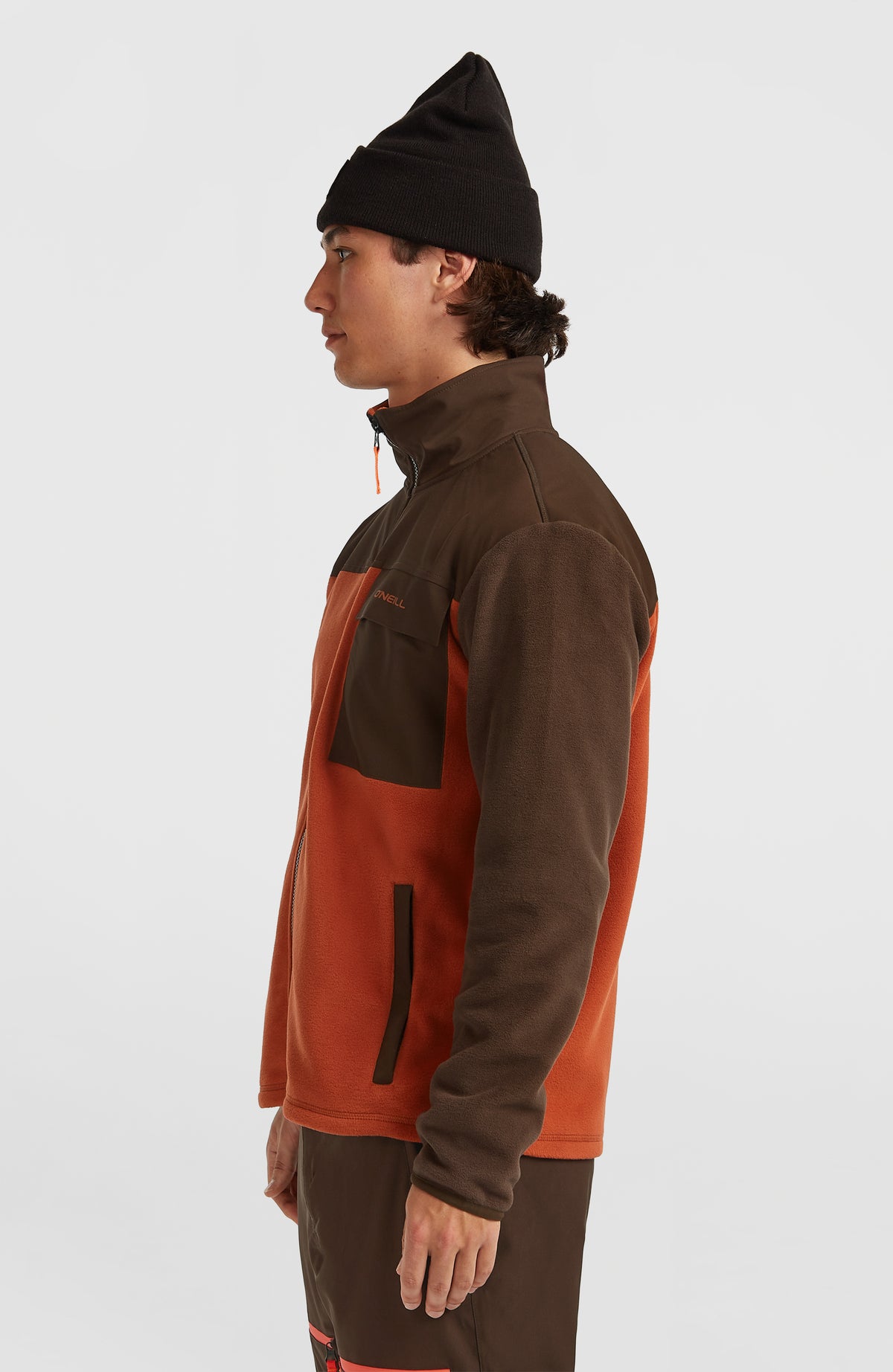 FWC'Peak Polartec® Fleecejacke für Herren, braun, getragen am Model, Seitenansicht mit aufgesetzter Brusttasche