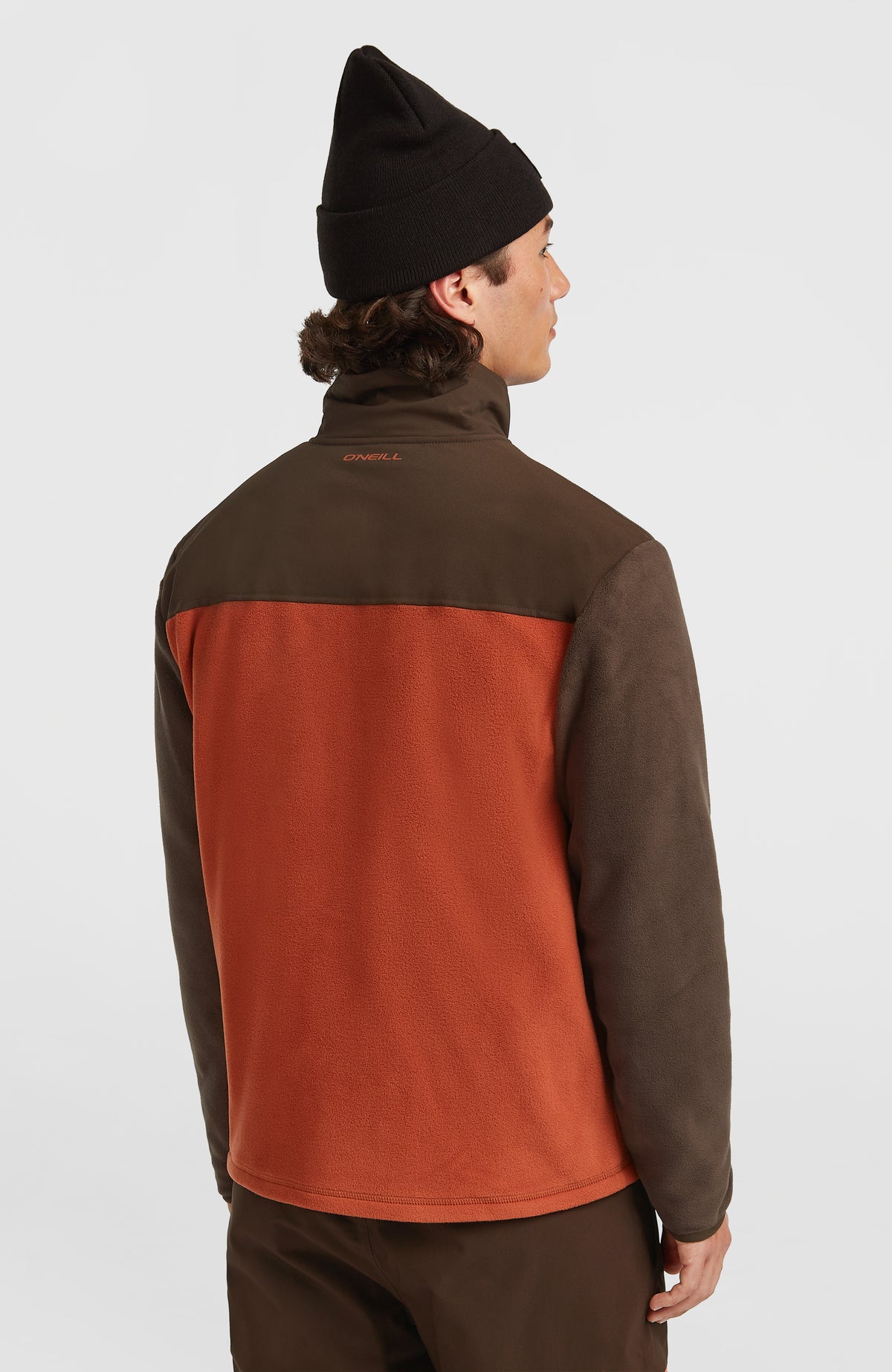 FWC'Peak Polartec® Fleecejacke für Herren, braun, getragen am Model, Rückansicht mit Logo-Schriftzug am Kragen