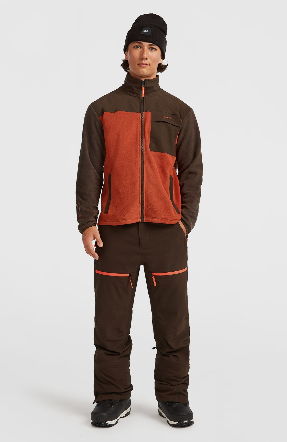 FWC'Peak Polartec® Fleecejacke für Herren, braun, Ganzkörperansicht am Model von vorne mit Reißverschluss