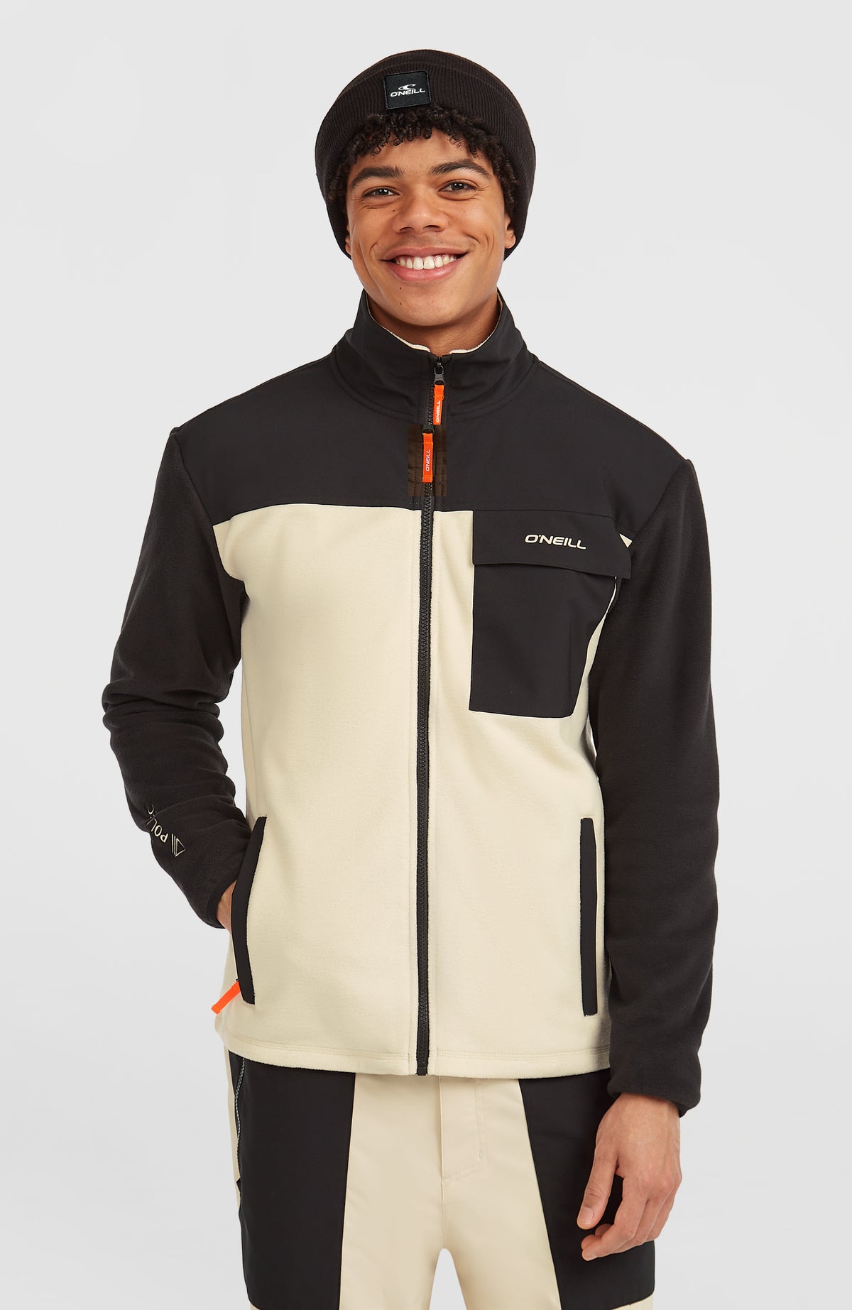 O'Neill FWC'Peak Polartec® Fleecejacke für Herren in Beige, getragen am Model, Vorderansicht