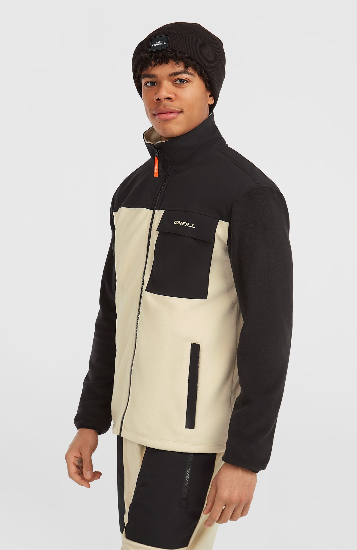FWC'Peak Polartec® Fleecejacke für Herren, beige, Halbprofil am Model mit Reißverschlusstaschen