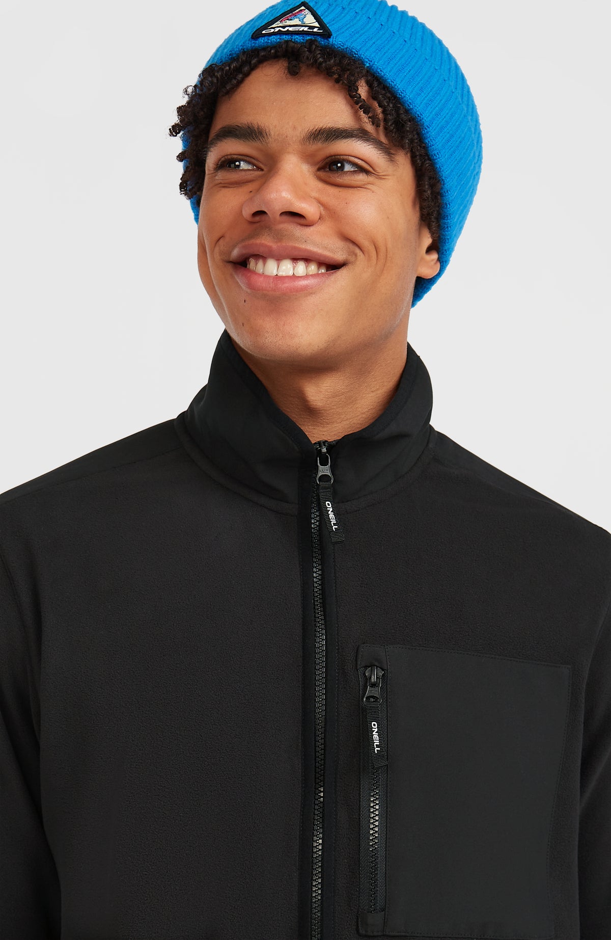 FWC'Play Polartec® Fleecejacke für Herren, schwarz, Nahaufnahme von Stehkragen und Reißverschluss am Model