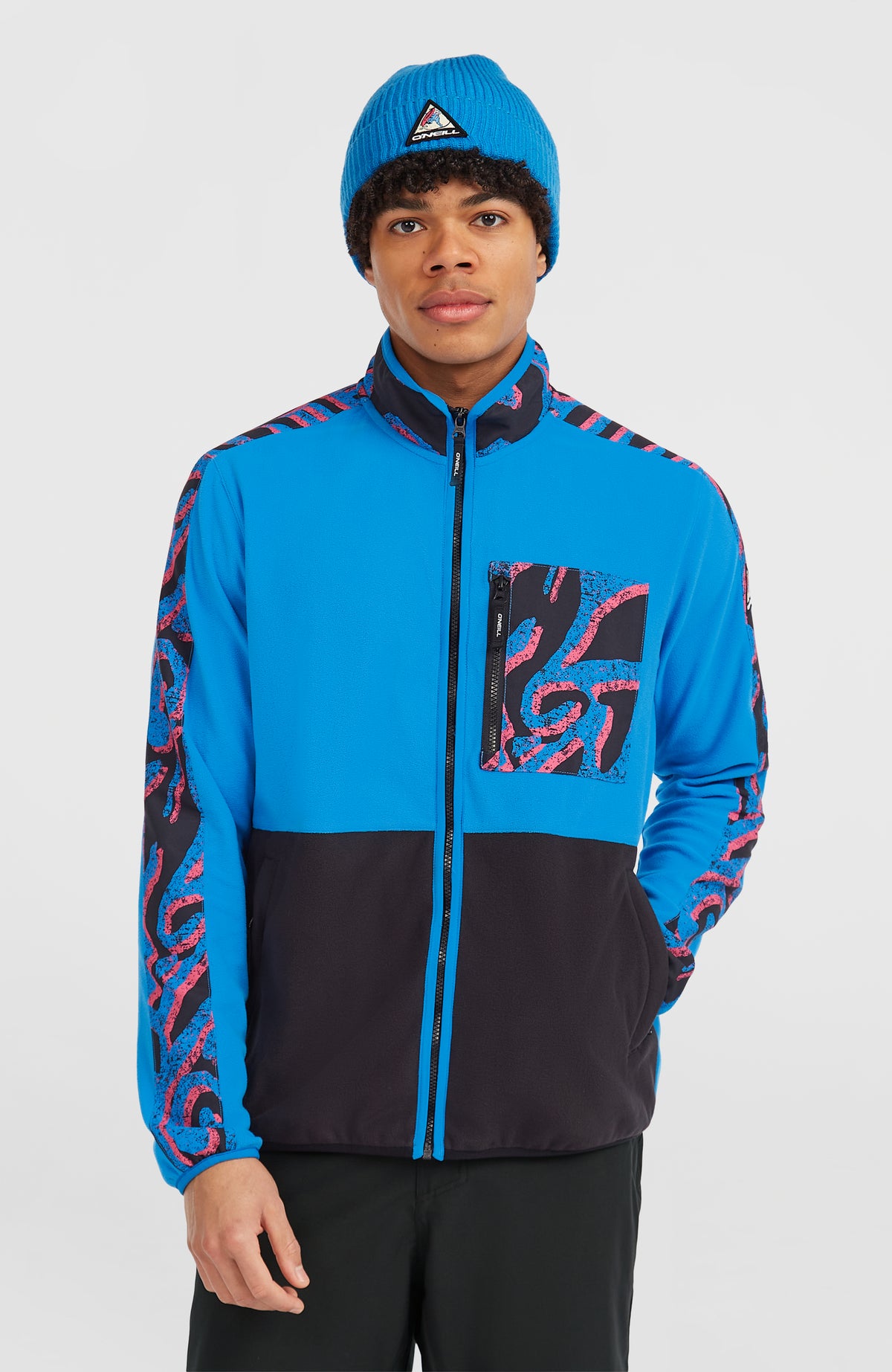 O'Neill FWC'Play Polartec® Fleecejacke für Herren, pink mit Muster in Blau und Schwarz, Vorderansicht am Model