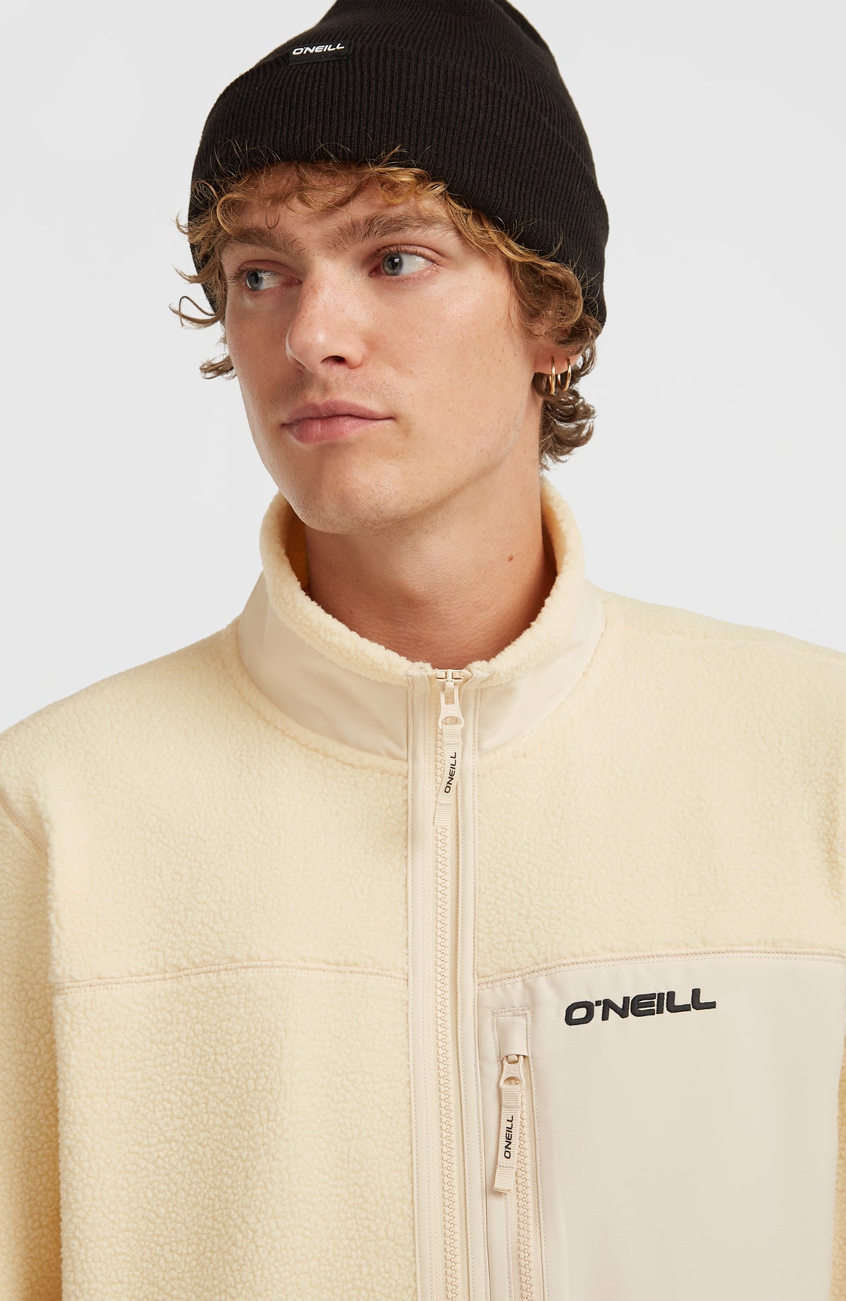 Nahaufnahme von Kragen und Reißverschluss der beigen Flauschige Must-Have Fleecejacke am Model