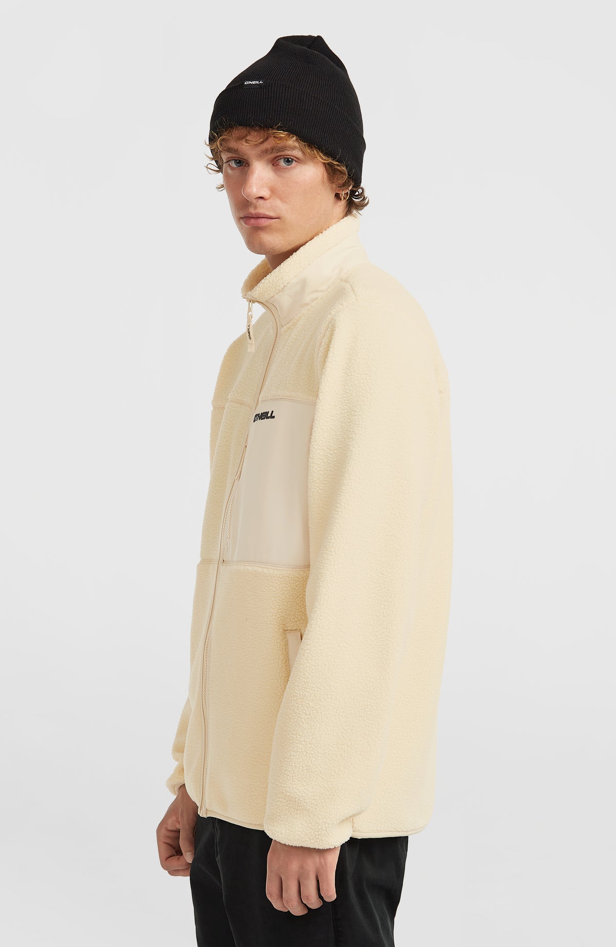 Flauschige Must-Have Fleecejacke für Herren, beige, Seitenansicht am Model