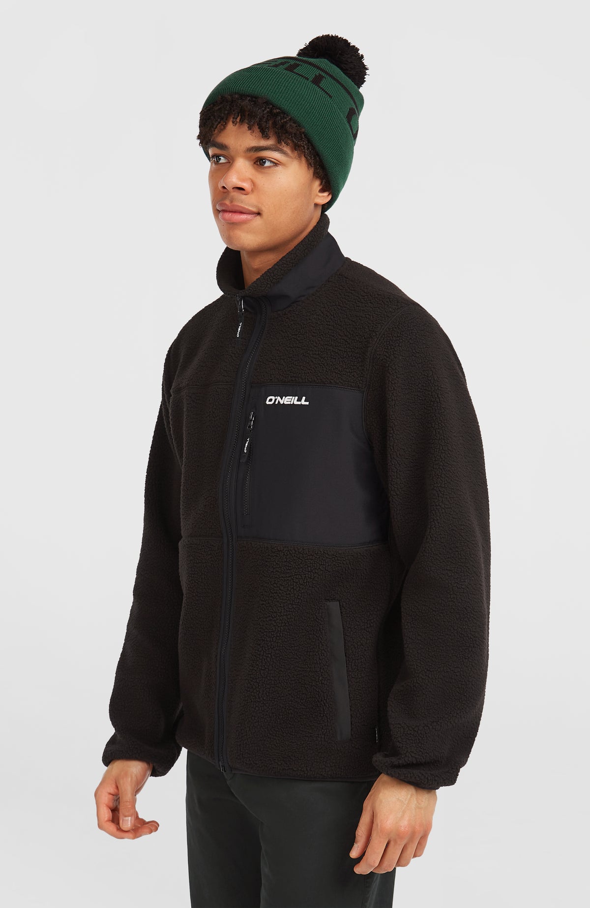 Flauschige Must-Have Fleecejacke für Herren, schwarz, Halbprofil am Model mit Seitentasche