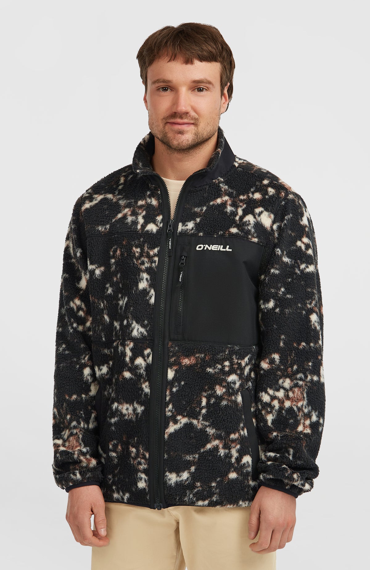 O'Neill Flauschige Must-Have Fleecejacke mit Reißverschluss für Herren, schwarz mit Muster in Beige, Vorderansicht