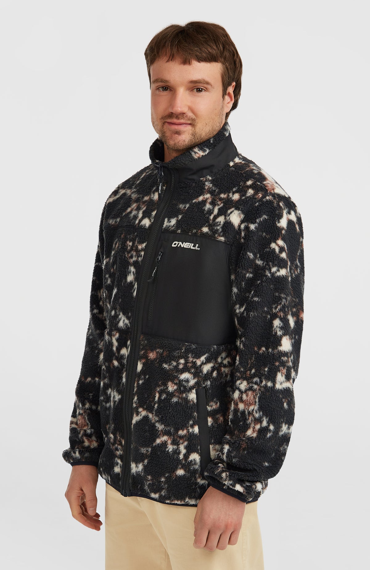Flauschige Must-Have Fleecejacke für Herren, schwarz mit Muster in Beige, Halbprofil am Model