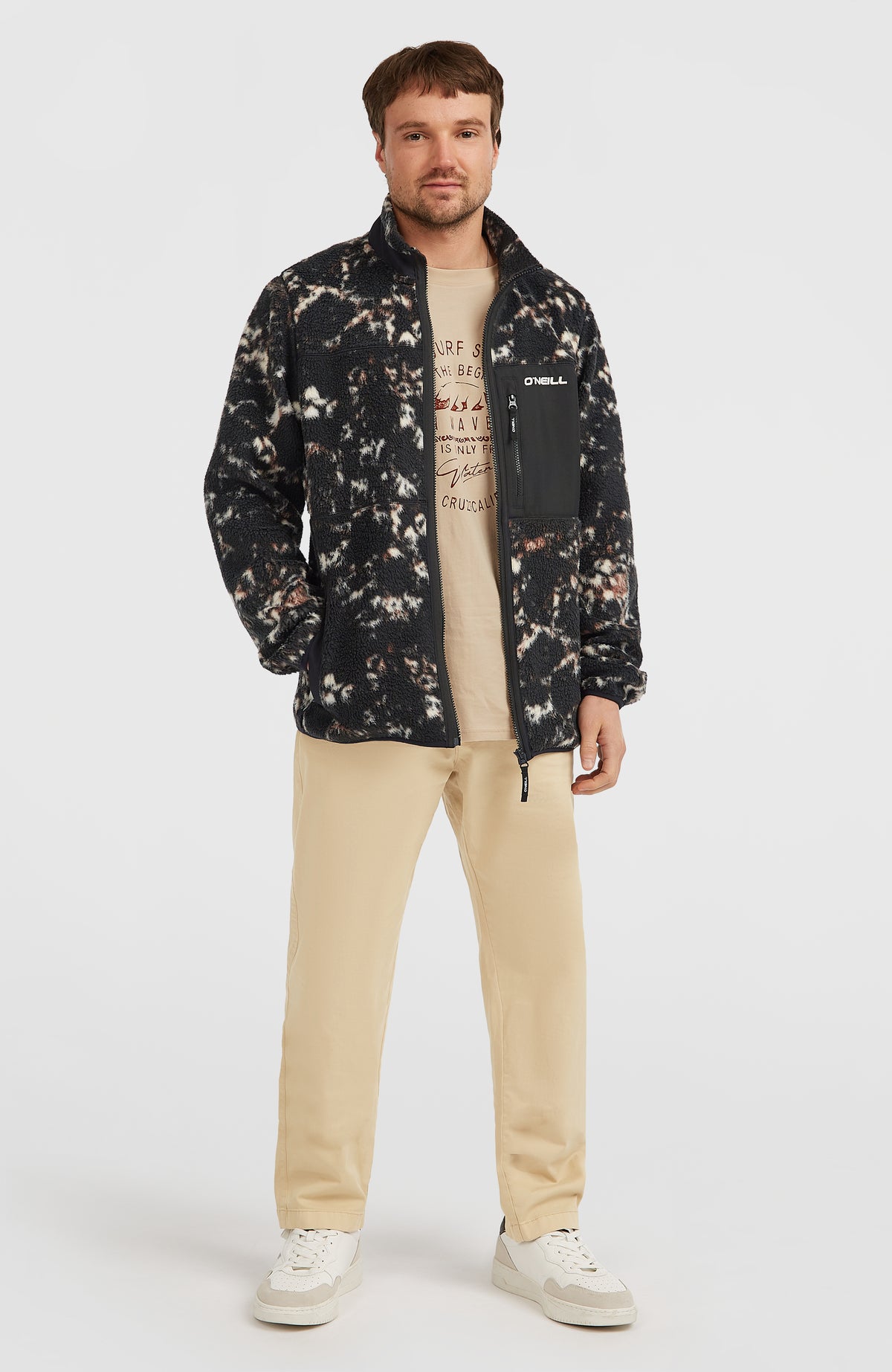 Flauschige Must-Have Fleecejacke für Herren, schwarz mit Muster in Beige, Ganzkörperansicht am Model