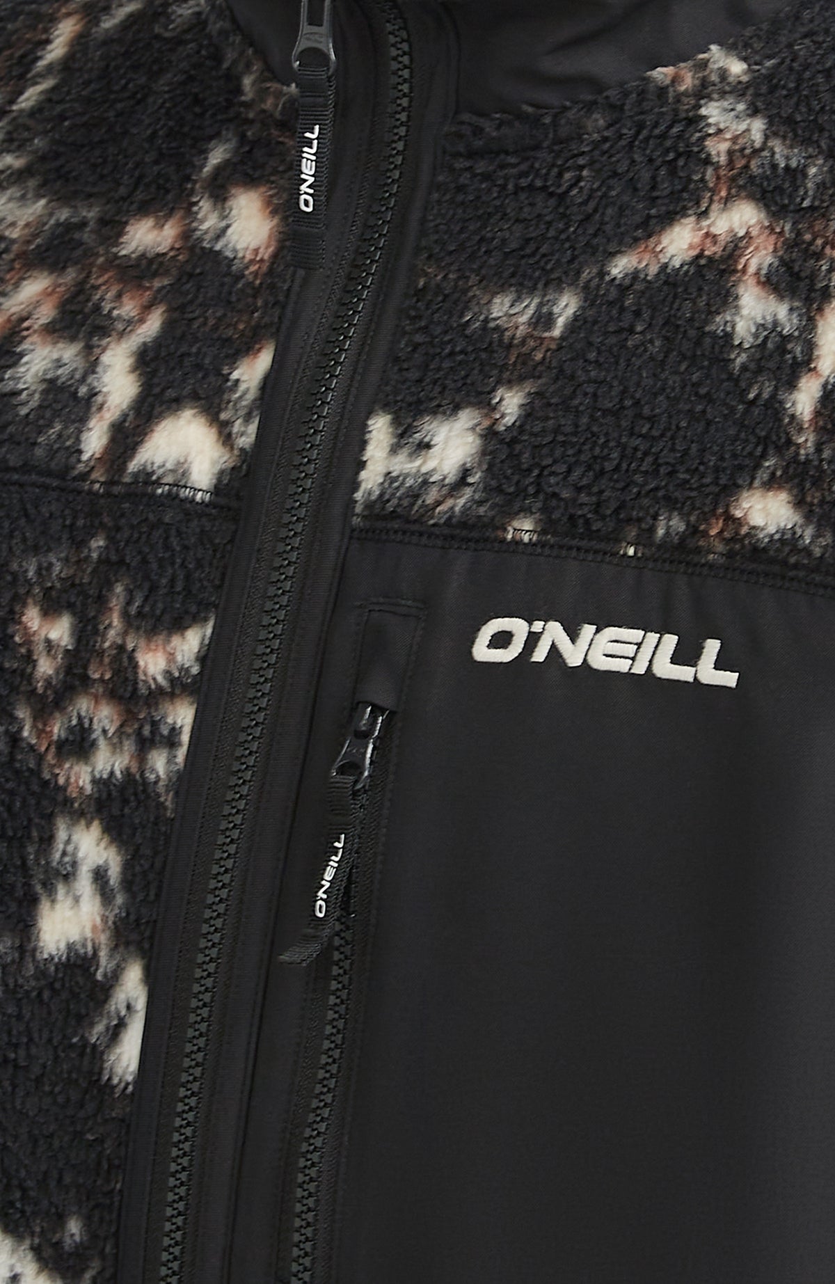 Flauschige Must-Have Fleecejacke, schwarz, Nahaufnahme der Brusttasche mit Reißverschluss und Logo