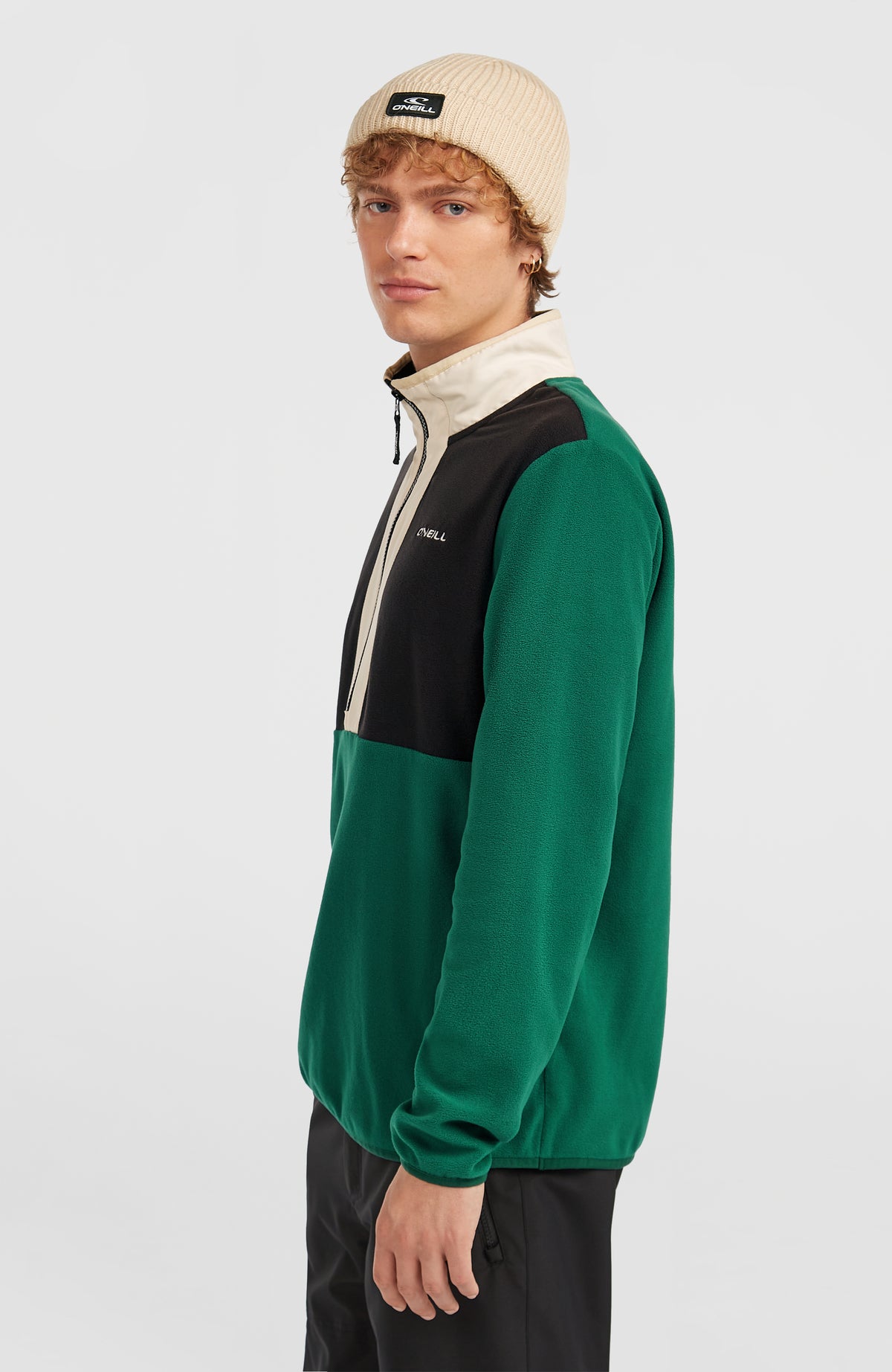 FWC'Cruz Triple Polartec® Fleecepullover für Herren in Schwarz-Mix, Halbprofil-Seitenansicht am Model