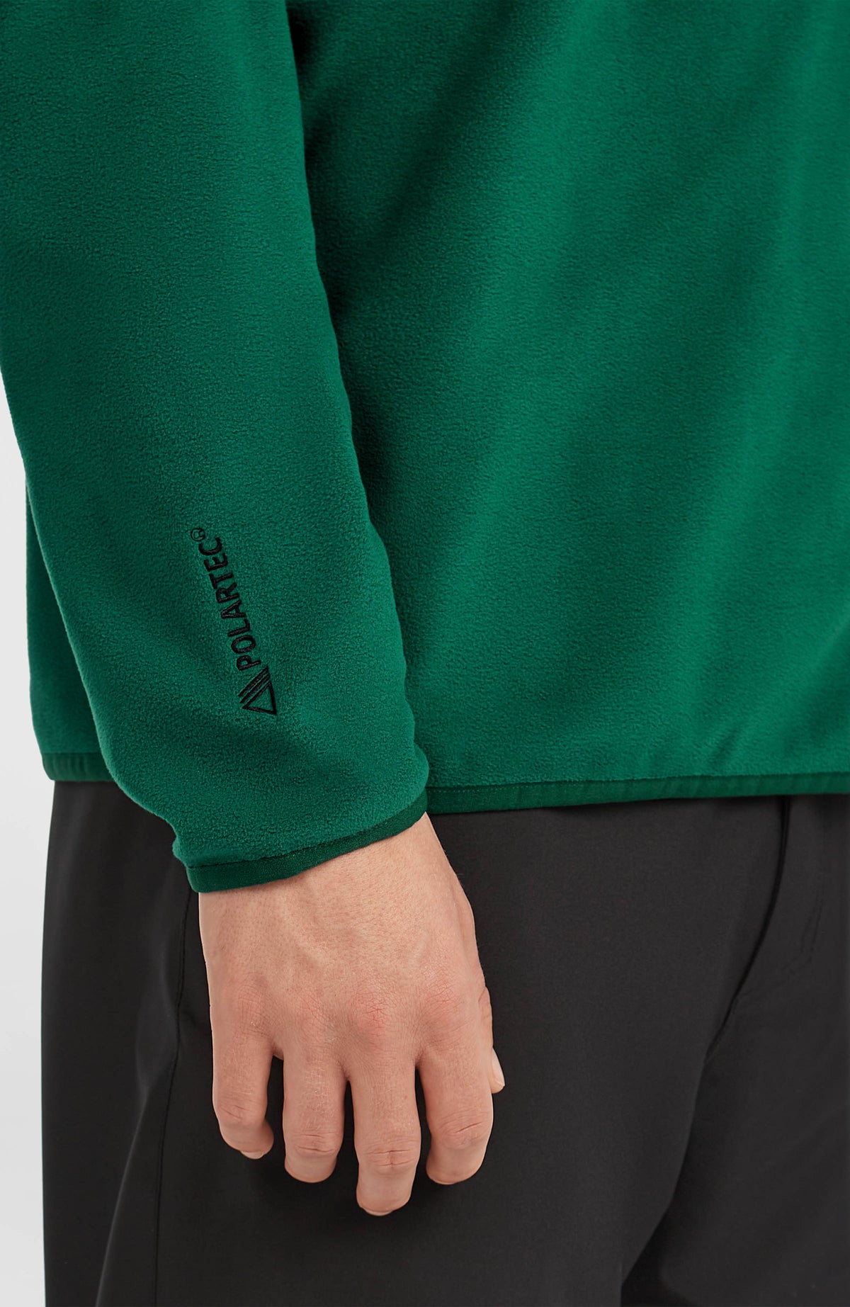 Nahaufnahme des Ärmelsaums mit Logo-Schriftzug am FWC'Cruz Triple Polartec® Fleecepullover in Schwarz-Mix