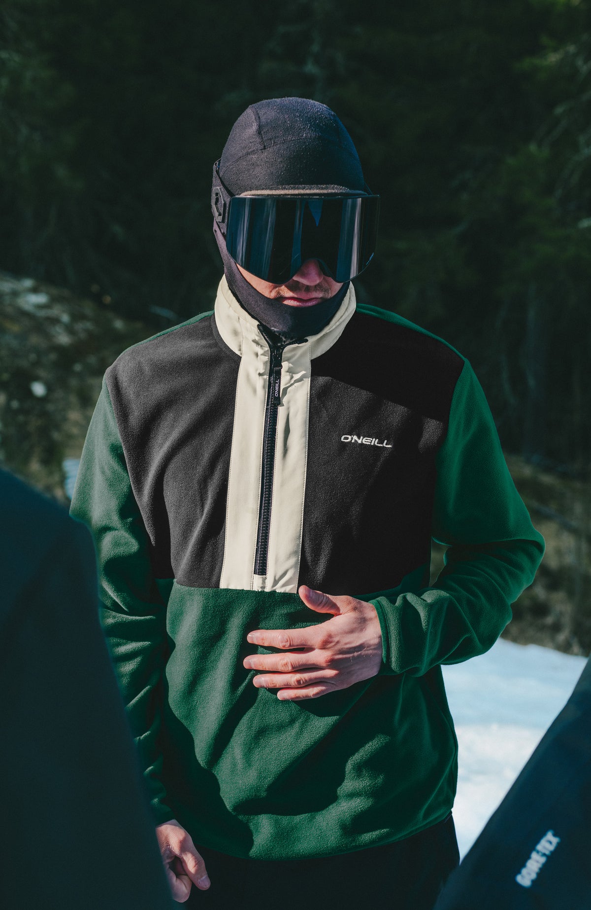 FWC'Cruz Triple Polartec® Fleecepullover für Herren in Schwarz-Mix im Schnee, getragen am Model