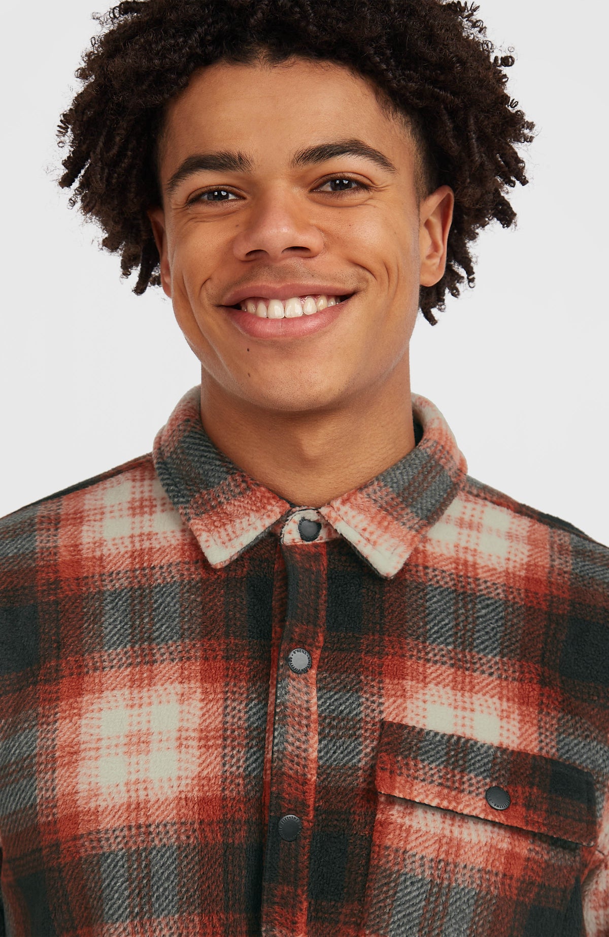 O'Riginals Superfleece Hemd, rot mit Karomuster in Schwarz und Weiß, Nahaufnahme von Kragen und Knopfleiste