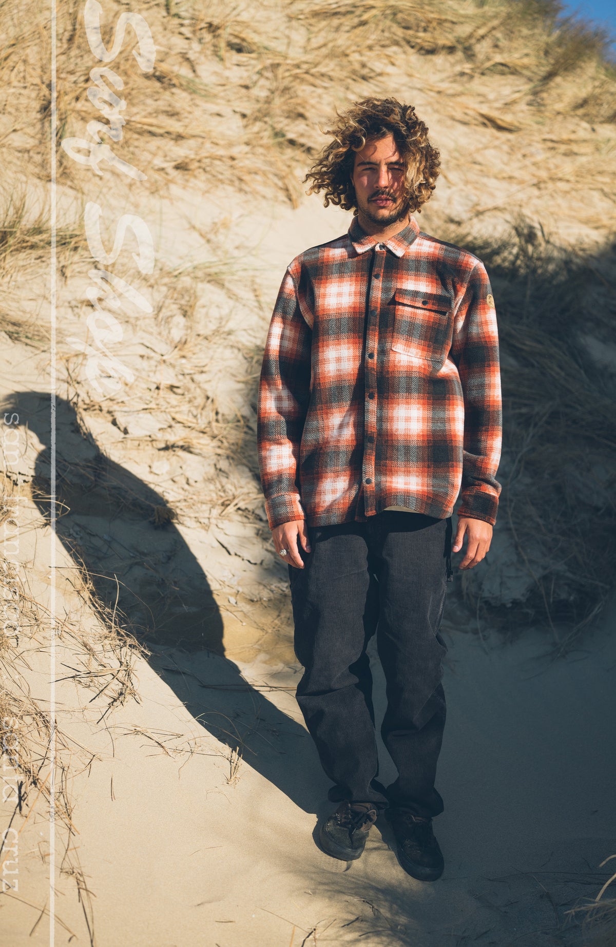 O'Riginals Superfleece Hemd für Herren, rot mit Karomuster in Schwarz und Weiß, Kampagnenansicht in den Dünen