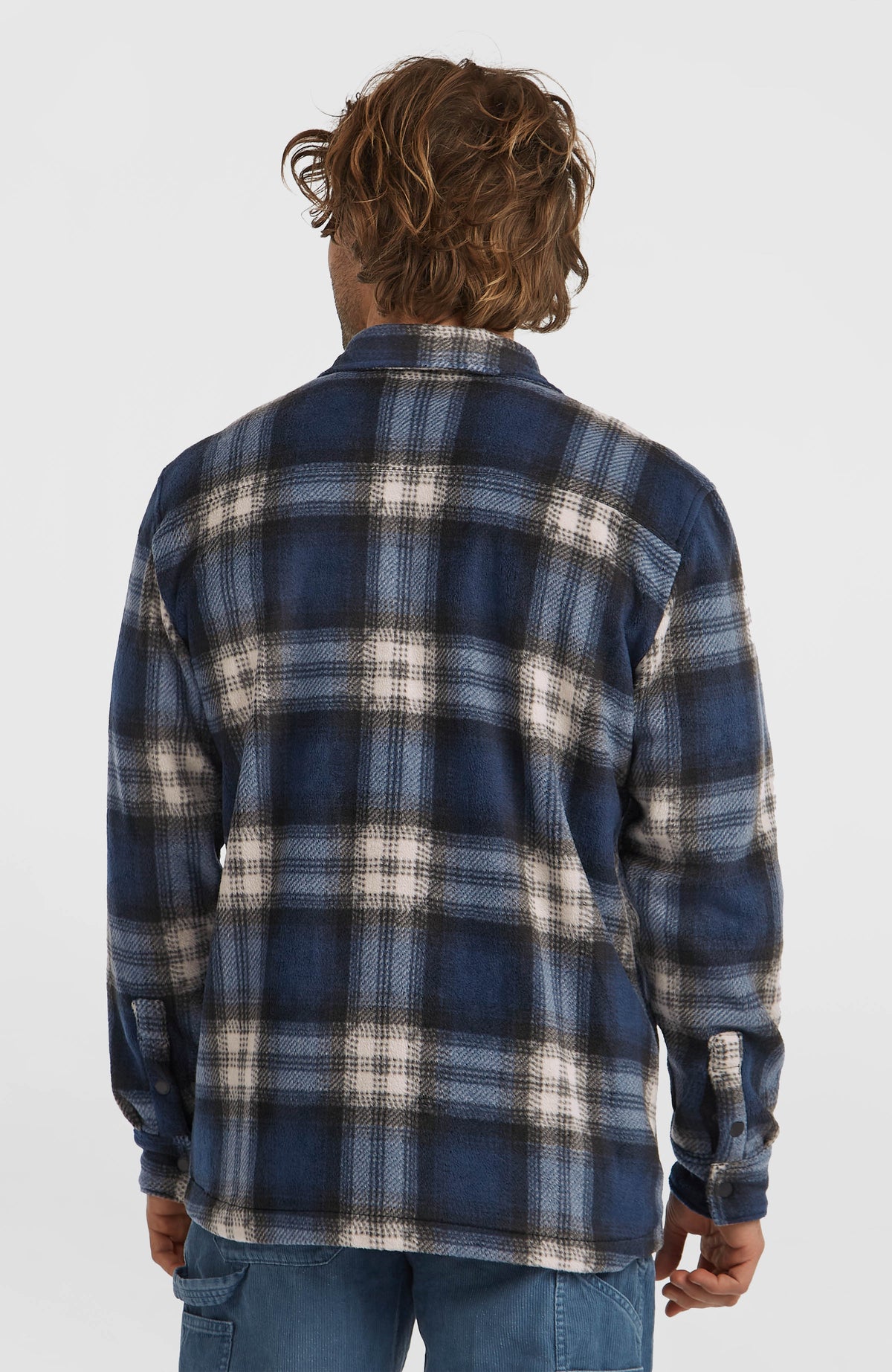 O'Riginals Superfleece Hemd für Herren, blau mit Karomuster in Weiß und Schwarz, Rückansicht getragen am Model