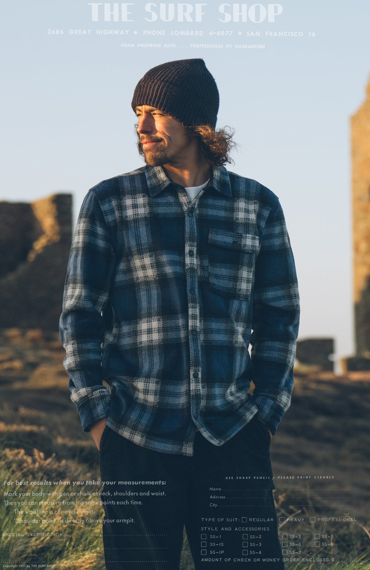 O'Riginals Superfleece Hemd für Herren, blau mit Karomuster in Weiß und Schwarz, im Freien getragen am Model