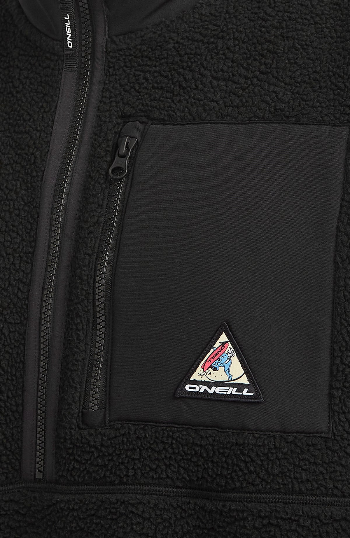 FWC'Play Hyperfleece Pullover, schwarz, Nahaufnahme der Brusttasche mit dreieckigem Logo-Patch