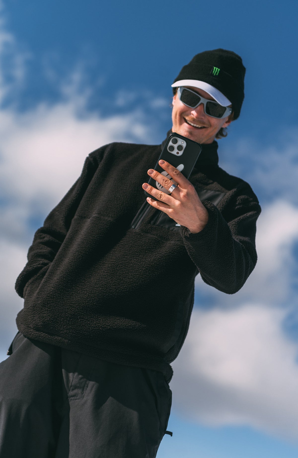 FWC'Play Hyperfleece Pullover für Herren, schwarz, getragen am Model unter blauem Himmel