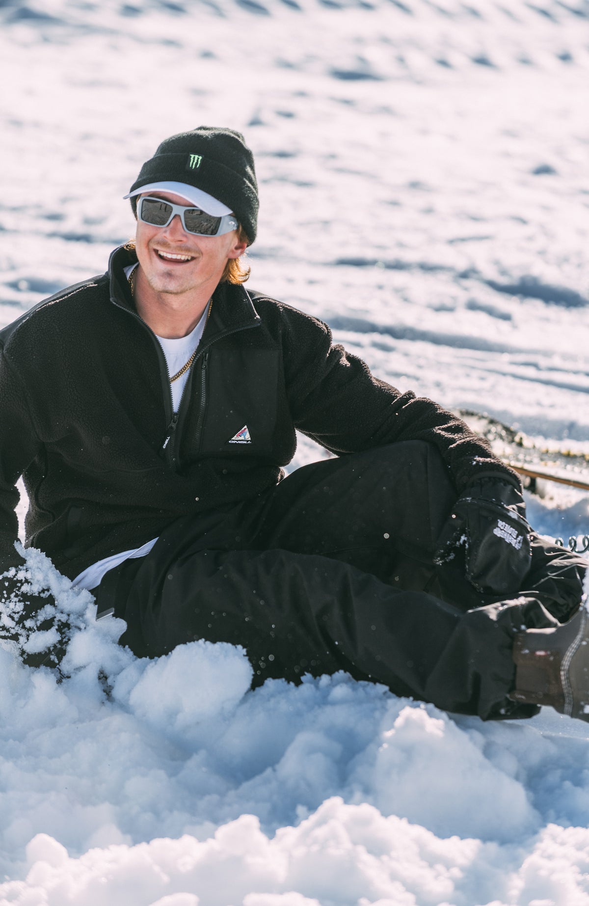 FWC'Play Hyperfleece Pullover für Herren, schwarz, getragen am Model im Schnee
