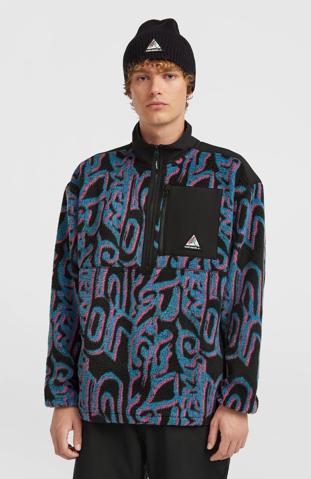 O'Neill FWC'Play Hyperfleece Pullover für Herren, pink mit Grafikmuster in Blau und Schwarz, am Model