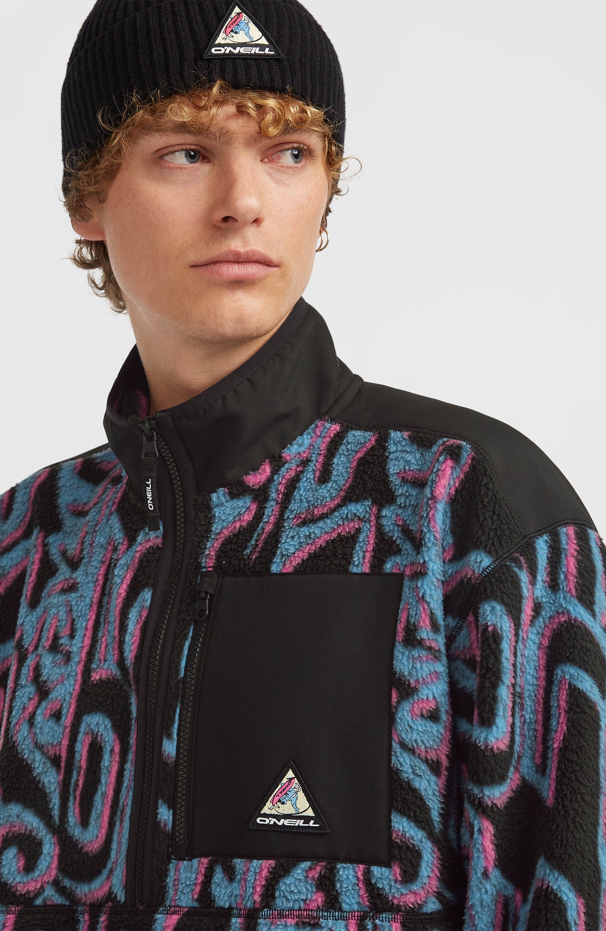 FWC'Play Hyperfleece Pullover, pink mit Grafikmuster in Blau und Schwarz, Brusttasche mit Logo-Patch